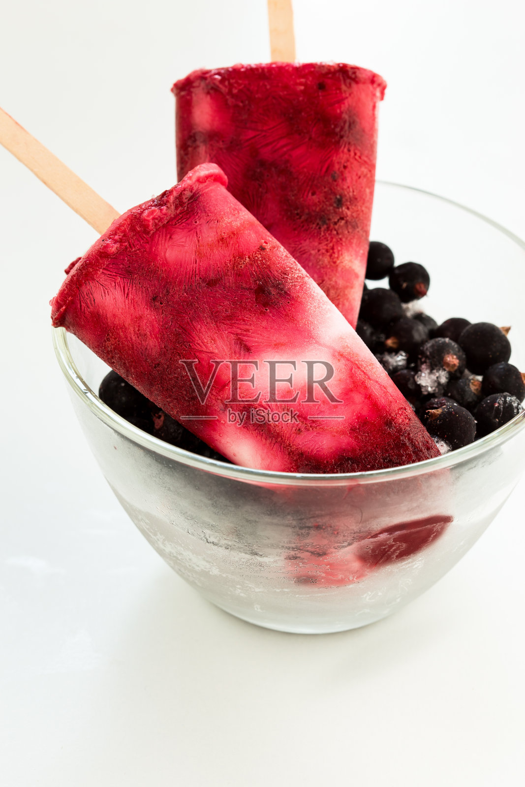 自制的新鲜黑莓酸奶冰棍照片摄影图片