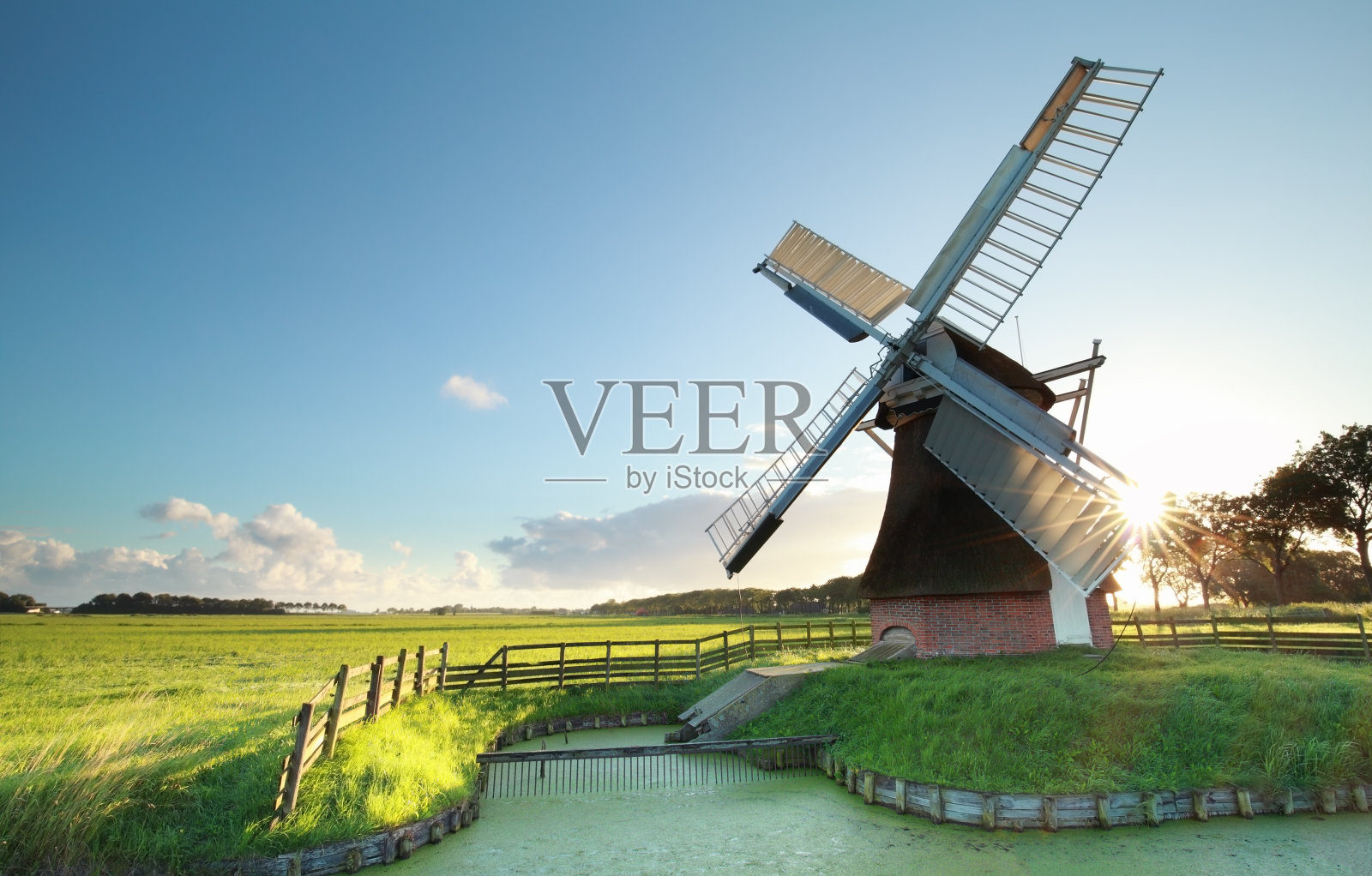 夏日日出时的荷兰风车照片摄影图片