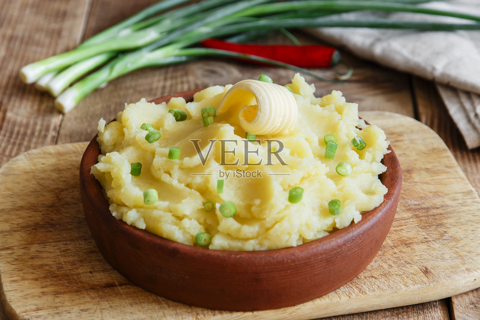 黄油和葱的土豆泥照片摄影图片