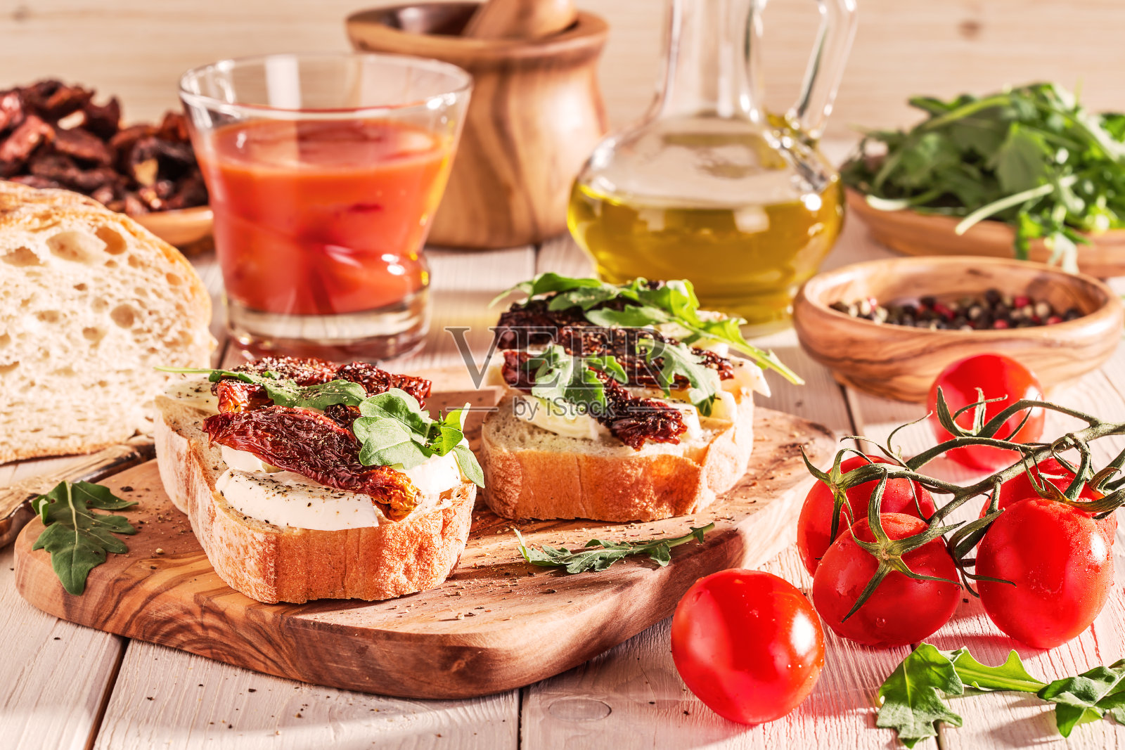 马苏里拉奶酪三明治，番茄干和芝麻菜。照片摄影图片