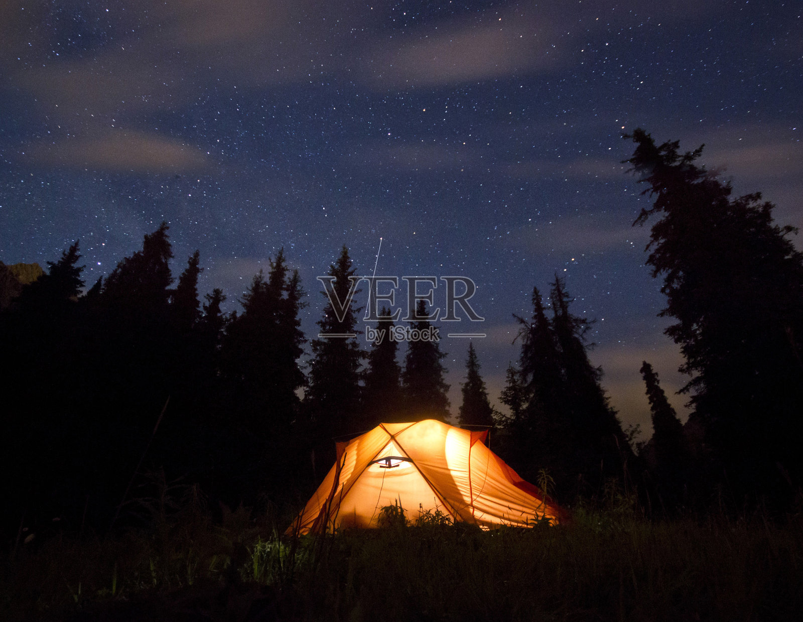 山上的星星与帐篷突出照片摄影图片