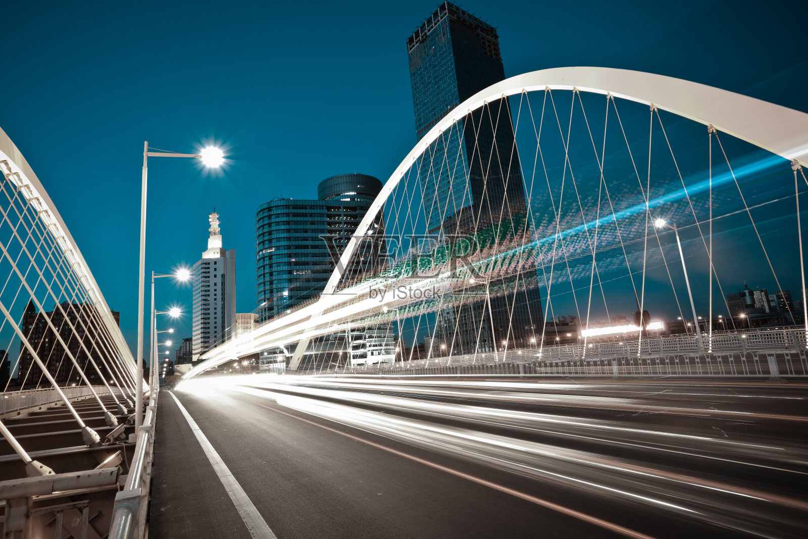弧形桥主梁公路车灯步道城市夜景照片摄影图片