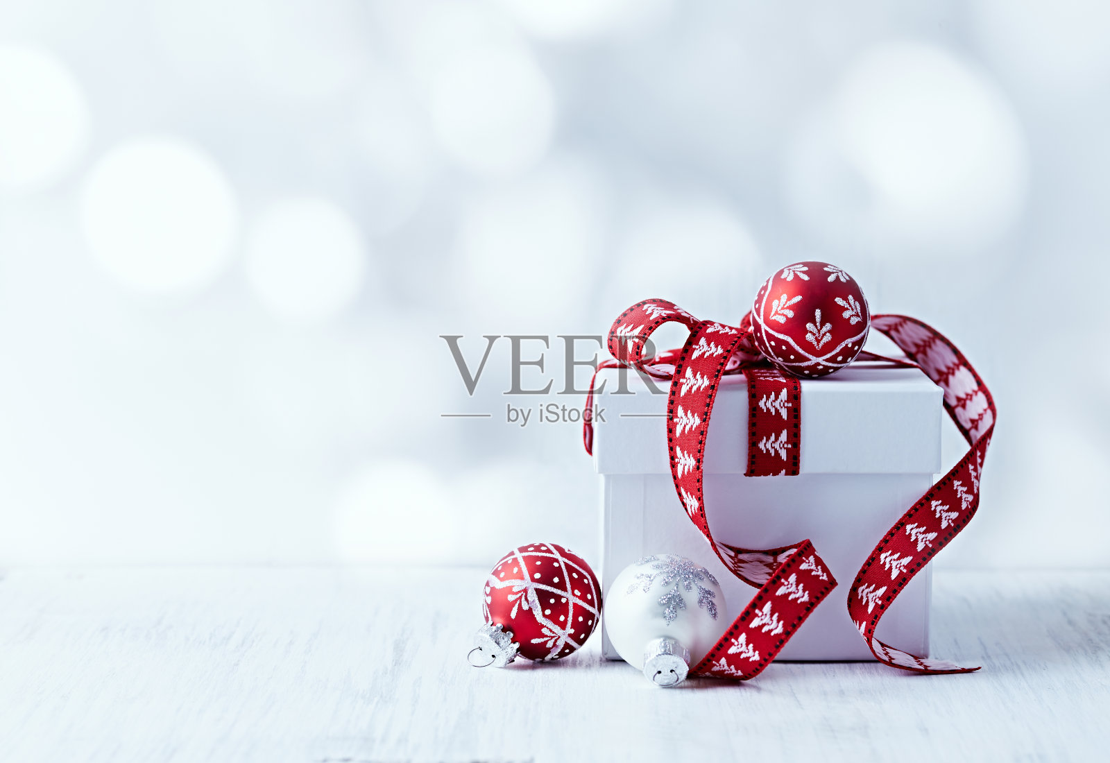 白色的圣诞礼物和红色的丝带照片摄影图片