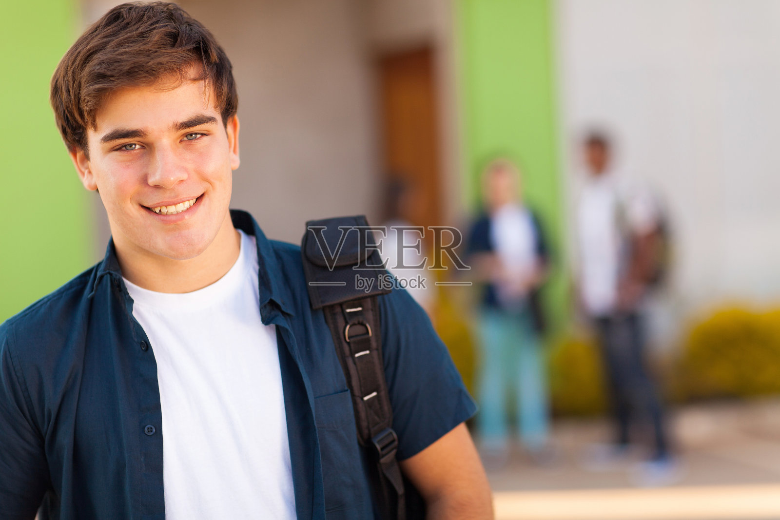 一个快乐微笑的孩子去上学。快乐的男孩背着书包和一本书去上学。新学校开学了照片摄影图片_ID:427432934-Veer图库