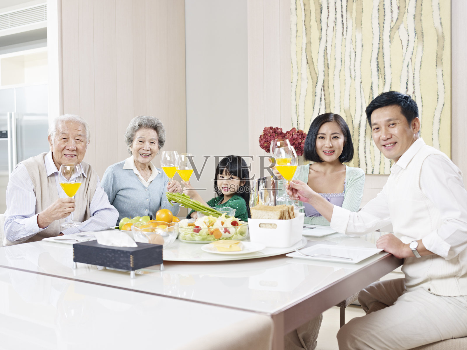 幸福的亚洲家庭照片摄影图片