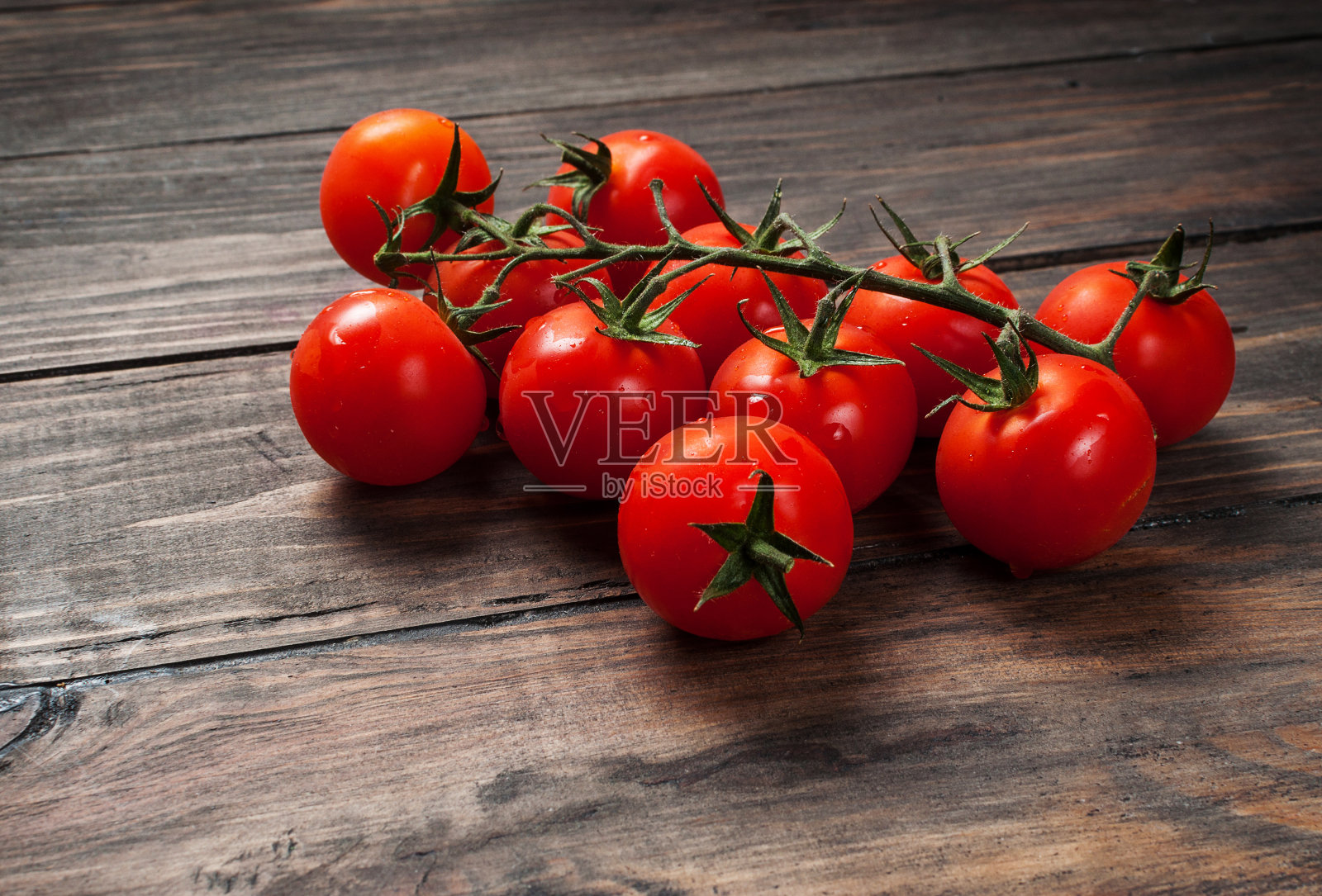 新鲜的樱桃番茄木背景照片摄影图片