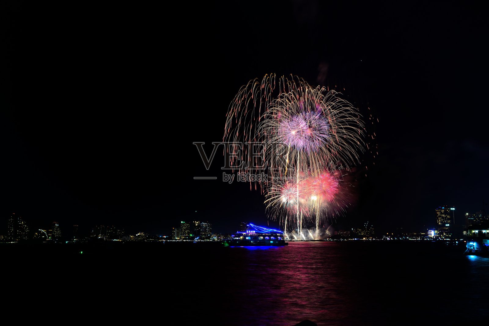 2013年芭堤雅海滩国际烟花节照片摄影图片