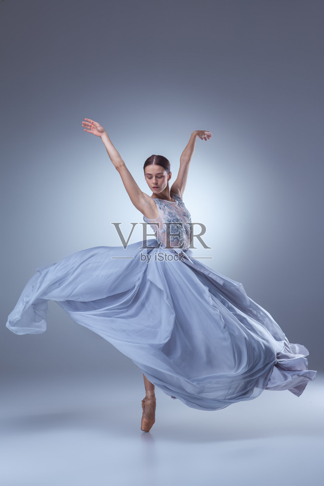 美丽的芭蕾舞女演员穿着蓝色长裙跳舞照片摄影图片