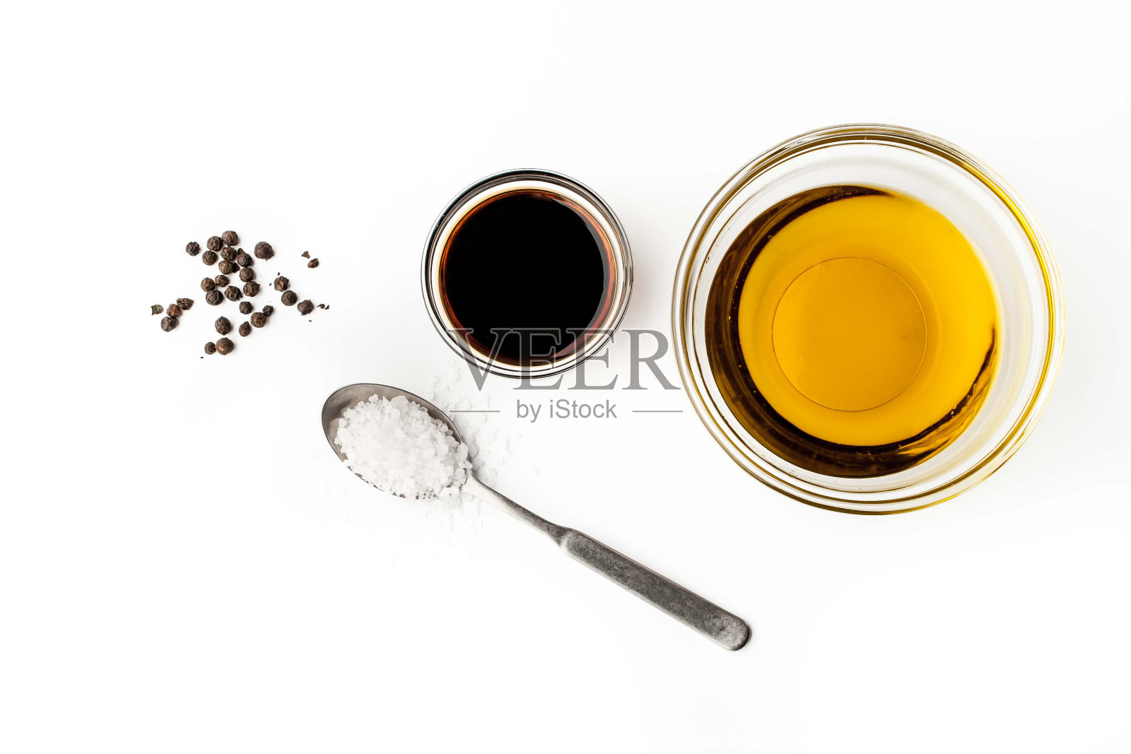 橄榄油和调味料在白色的背景俯视图照片摄影图片