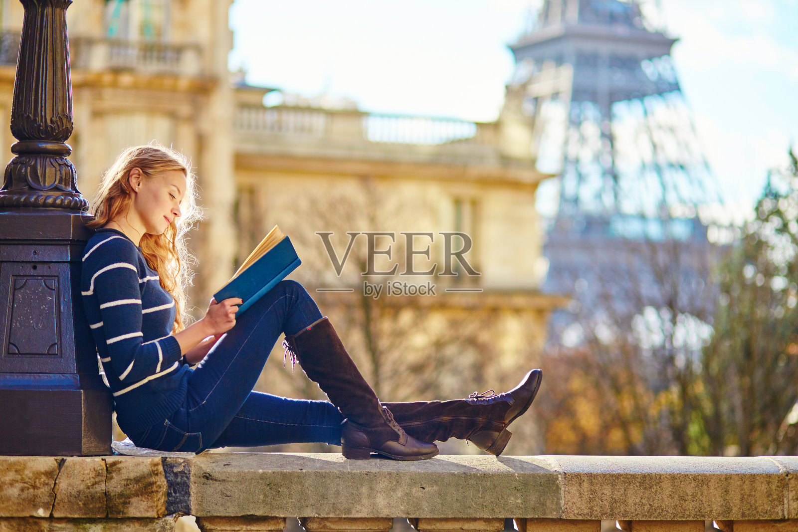 巴黎的美女，在读一本书照片摄影图片