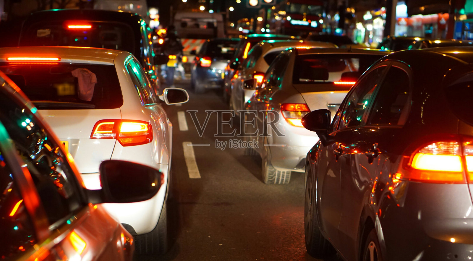 伦敦市中心的夜间交通堵塞照片摄影图片