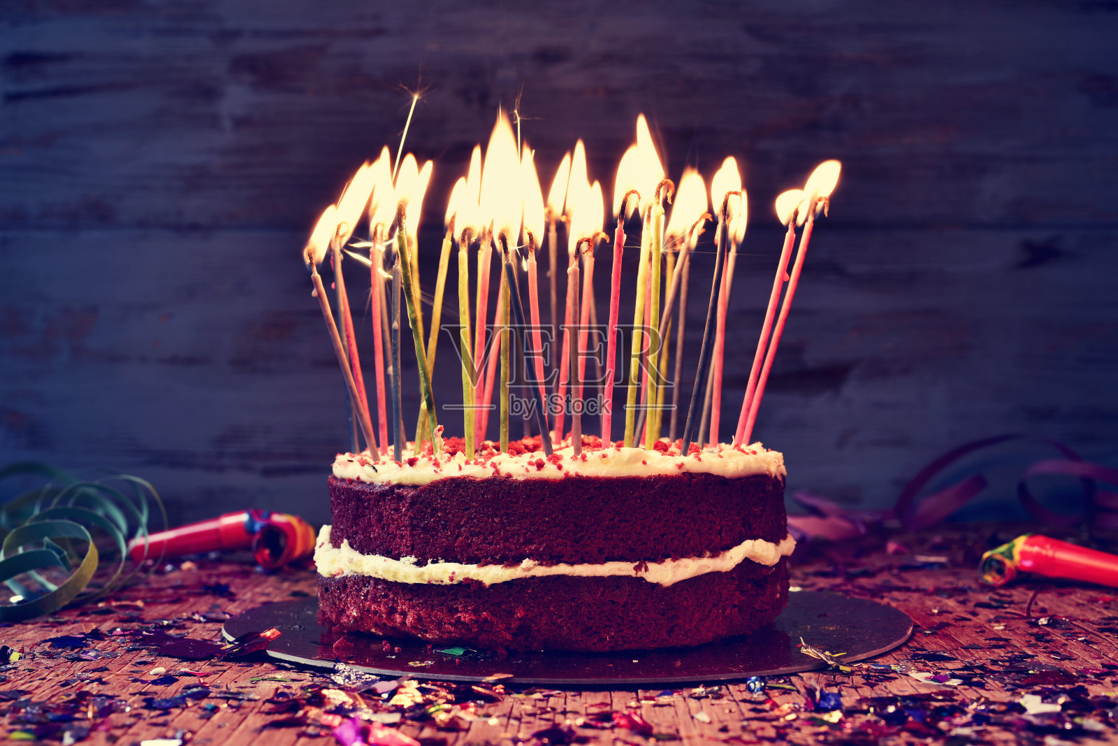 生日蛋糕和一些点燃的蜡烛，过滤照片摄影图片