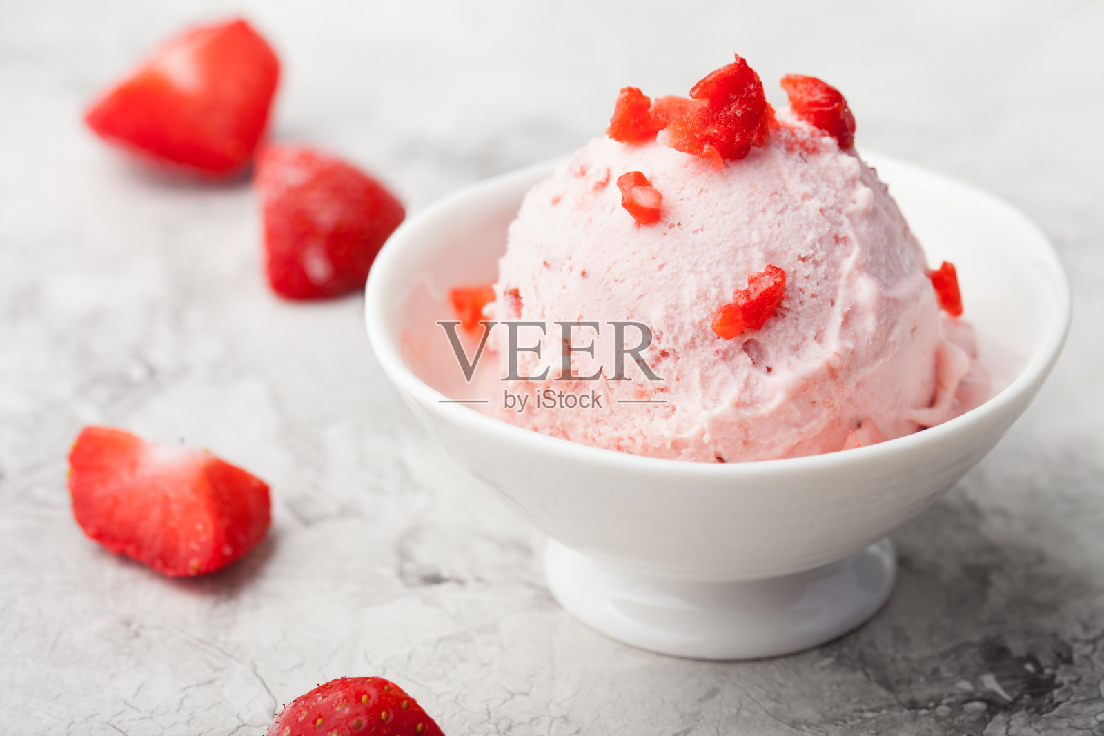 草莓圣代冰淇淋碗白石背景照片摄影图片