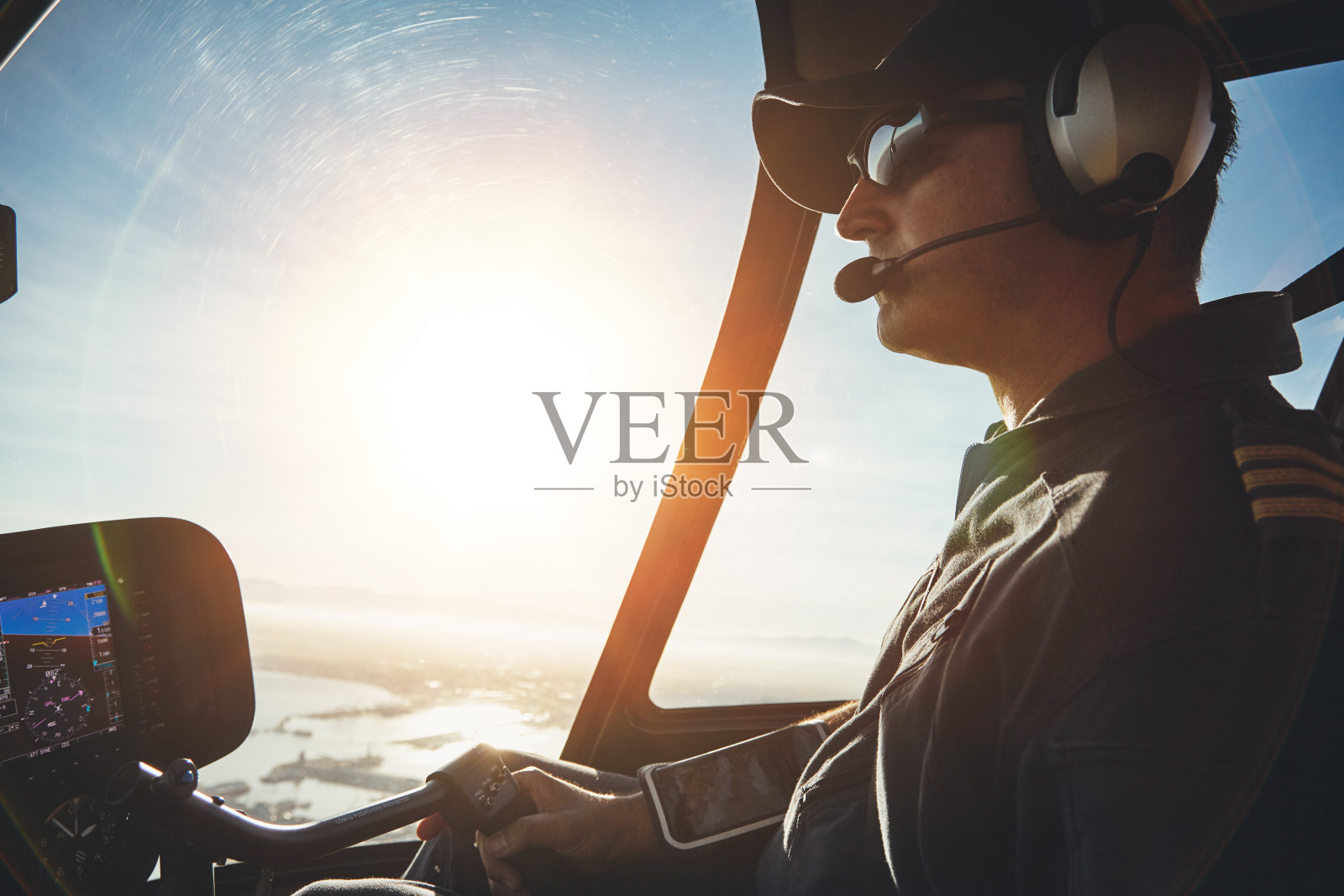飞行员在一个晴朗的日子里驾驶直升机照片摄影图片