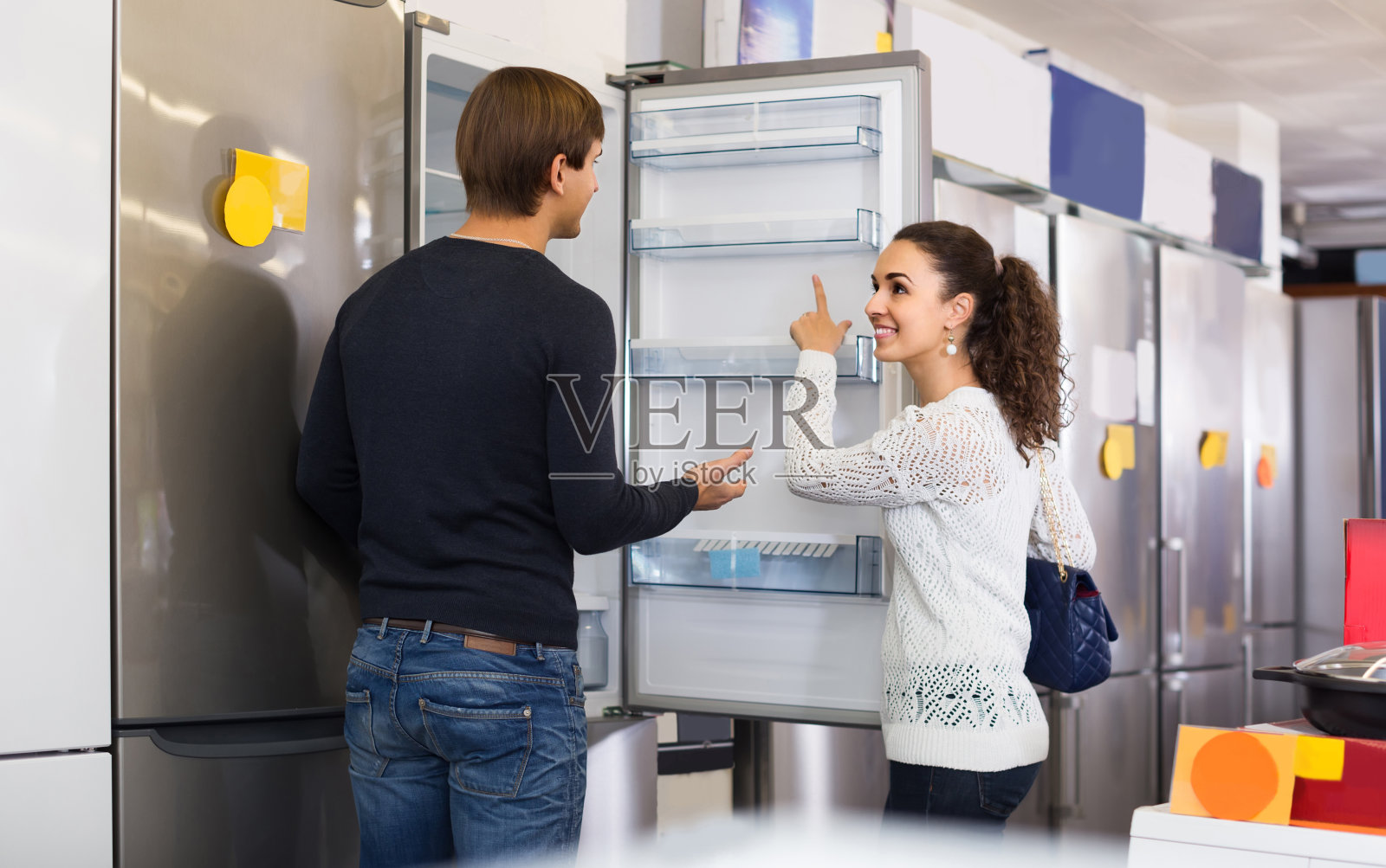 一对夫妇在超市选购新冰箱照片摄影图片