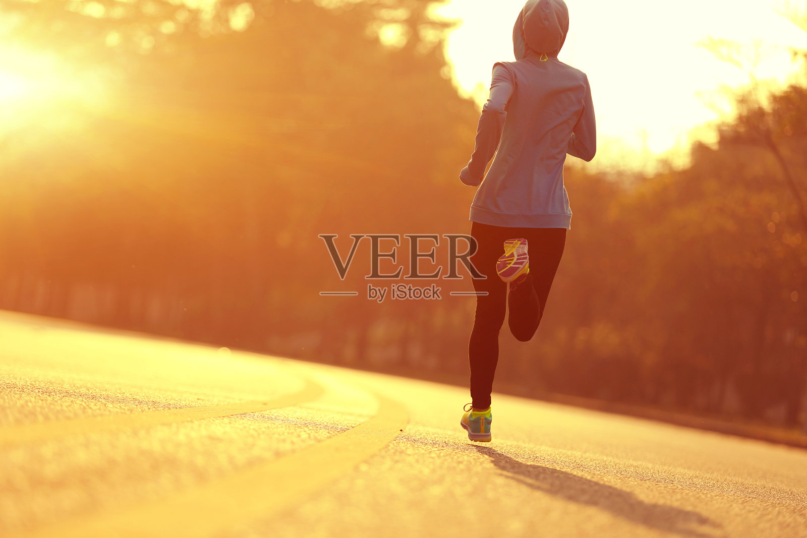 年轻的健身女运动员在日出路跑步照片摄影图片