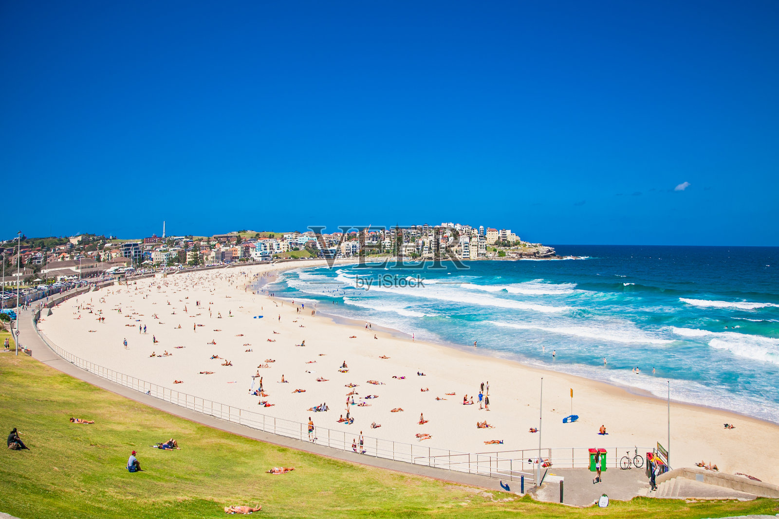 人们在澳大利亚悉尼的邦迪海滩上放松。照片摄影图片
