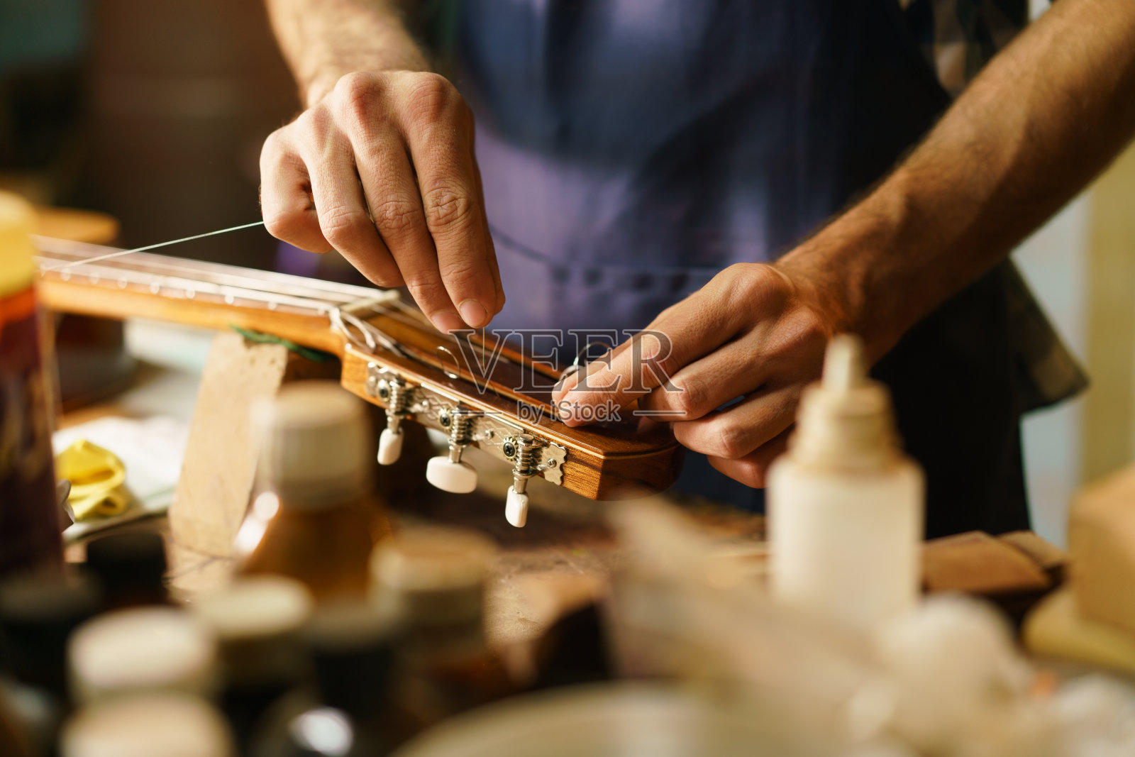 工匠琵琶制造者修复弦乐器取代吉他C照片摄影图片