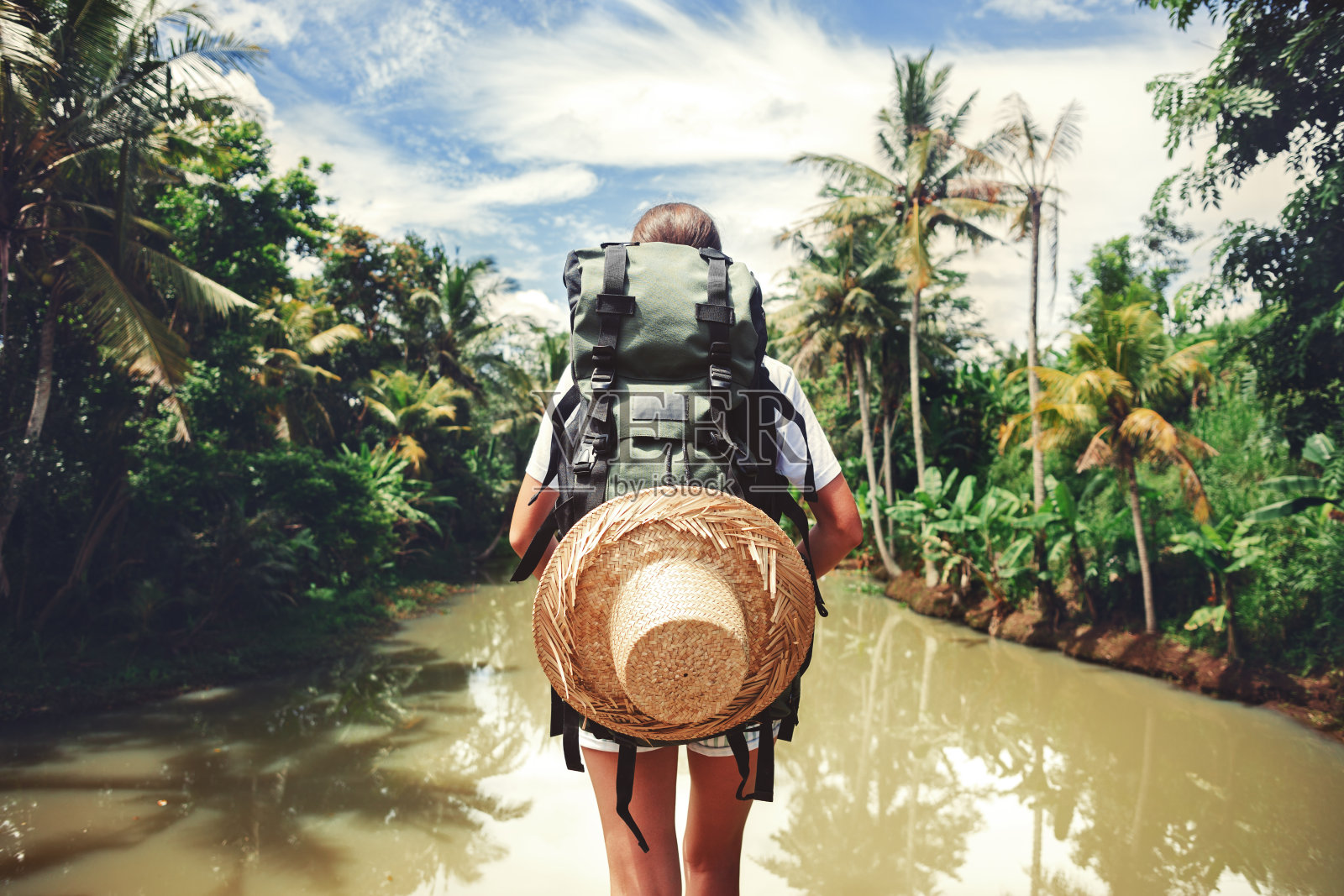 一个女人站在热带大河边照片摄影图片
