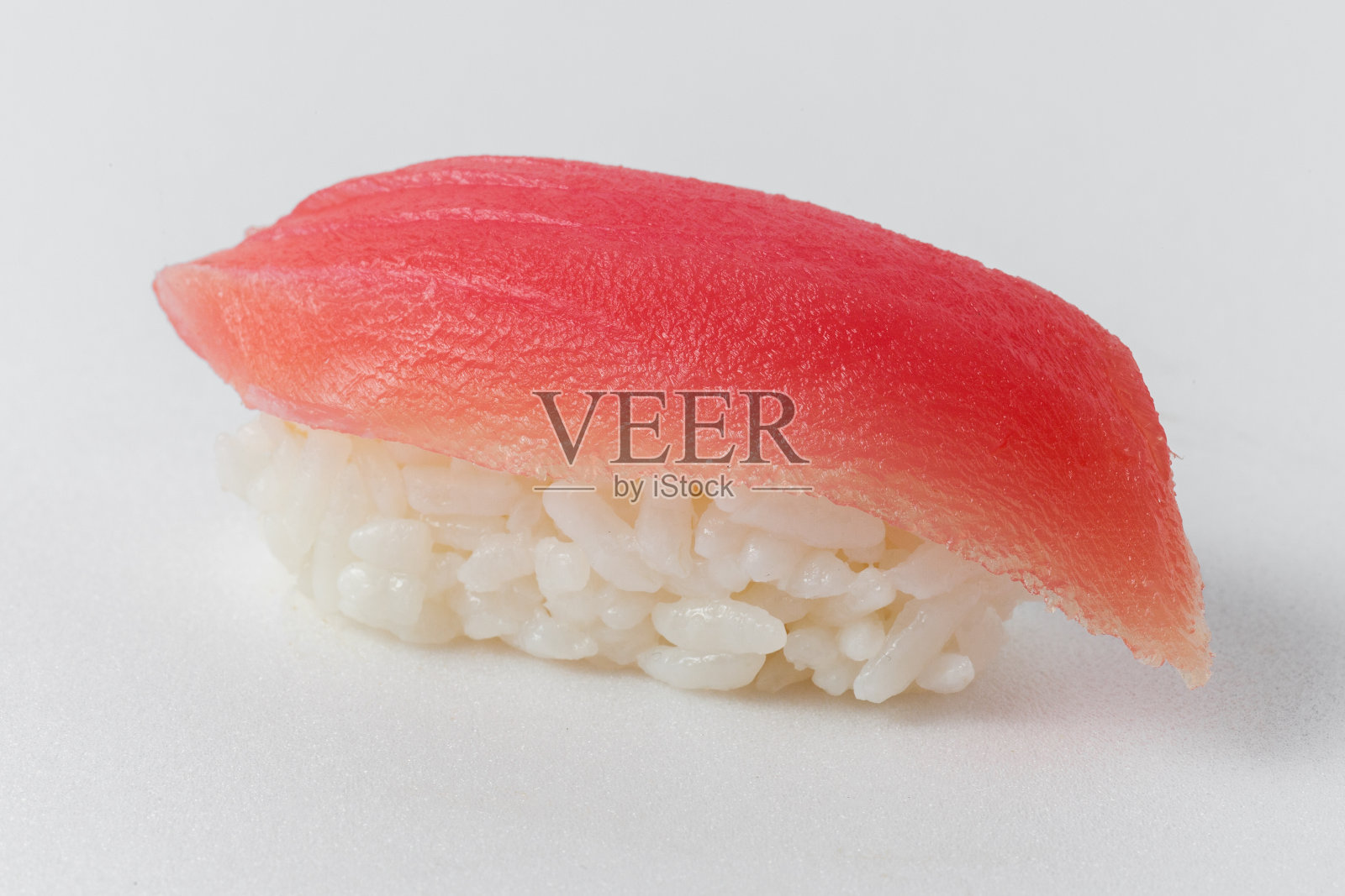 寿司米饭和金枪鱼在白色的背景照片摄影图片