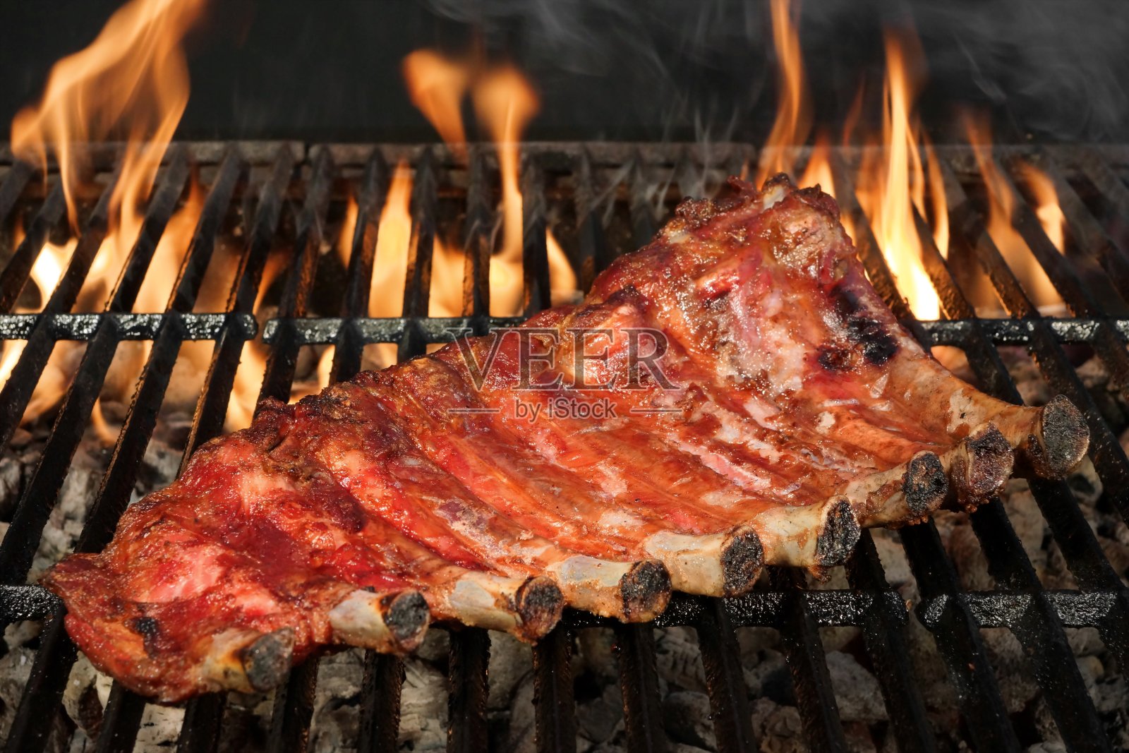 火烧烤上的猪肋肉或排骨照片摄影图片