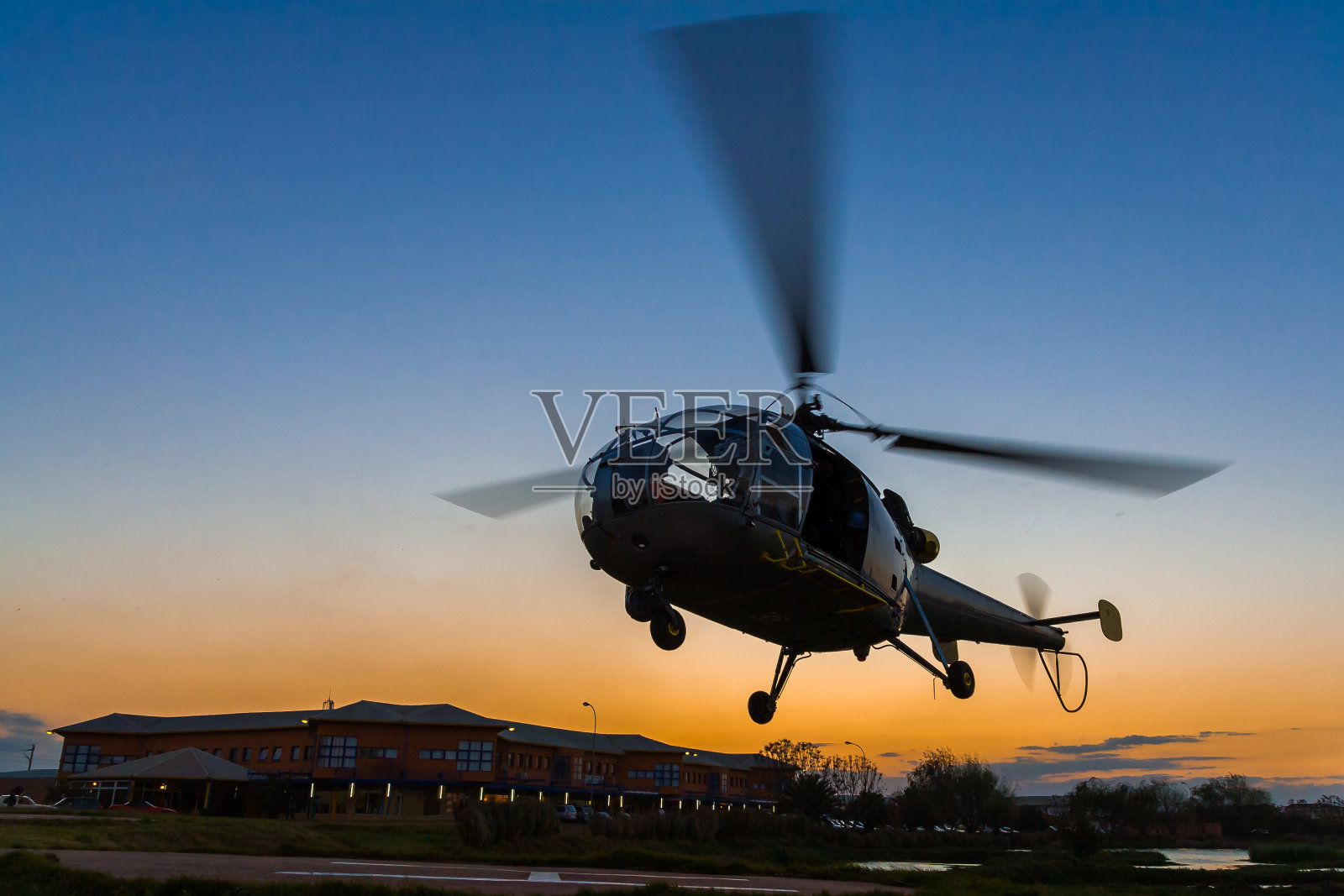 直升机在日落时分照片摄影图片