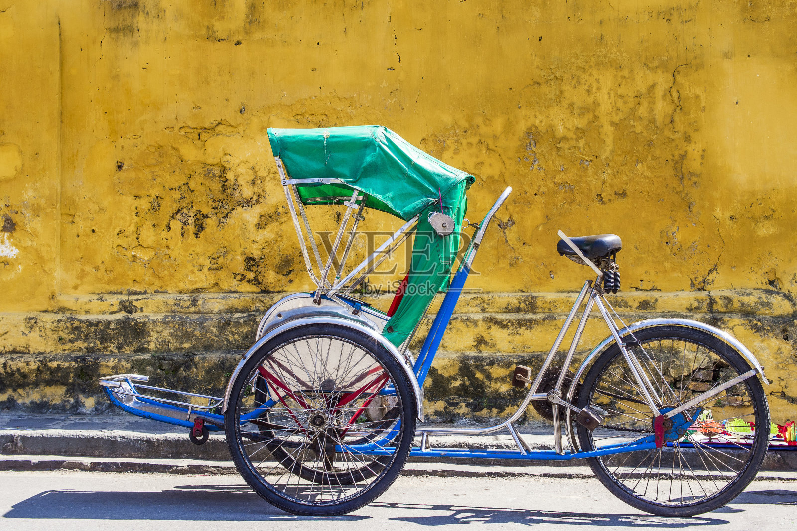 越南中部会安古镇的三轮车照片摄影图片