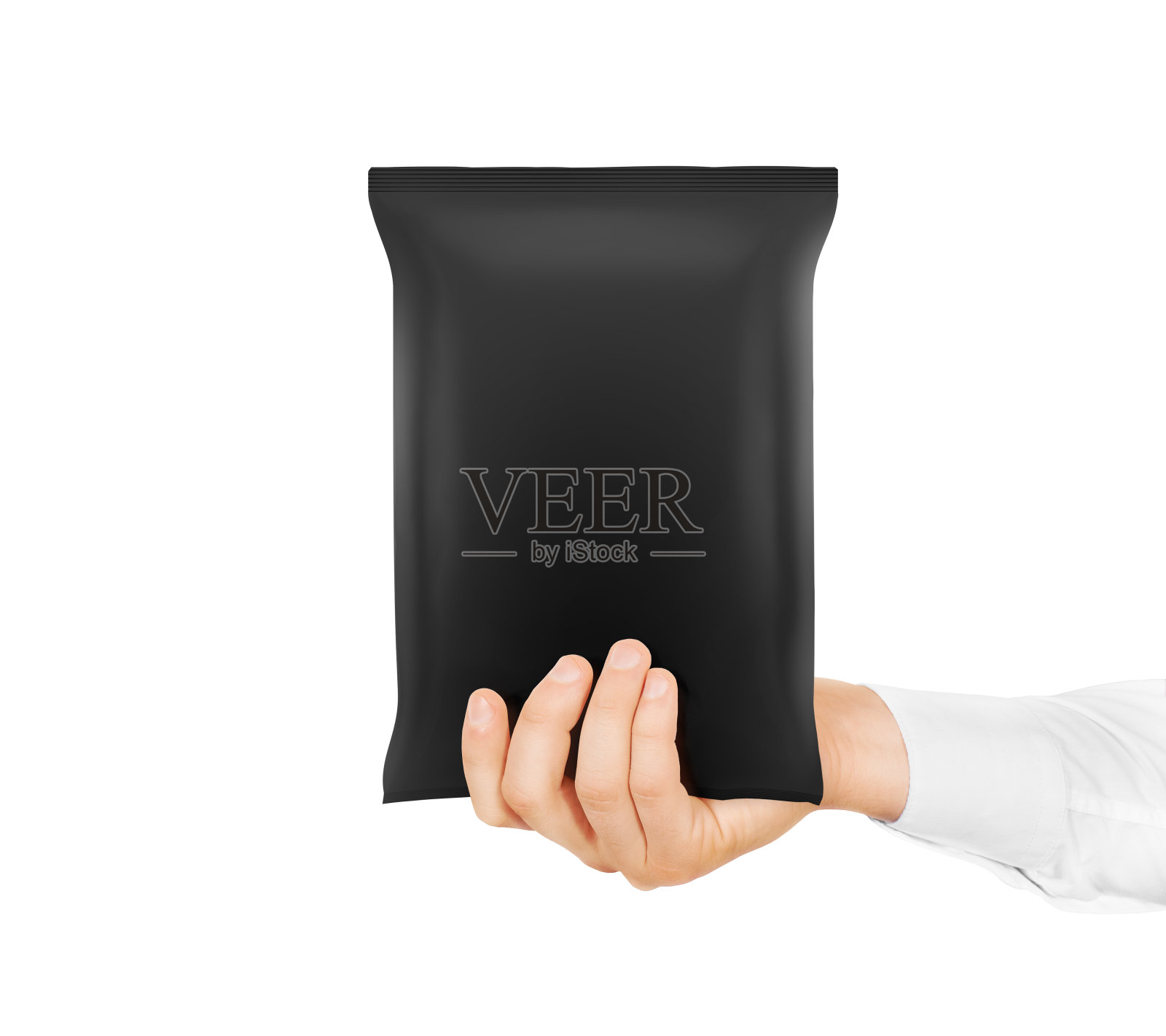 空白黑色零食袋模拟举起手孤立。照片摄影图片