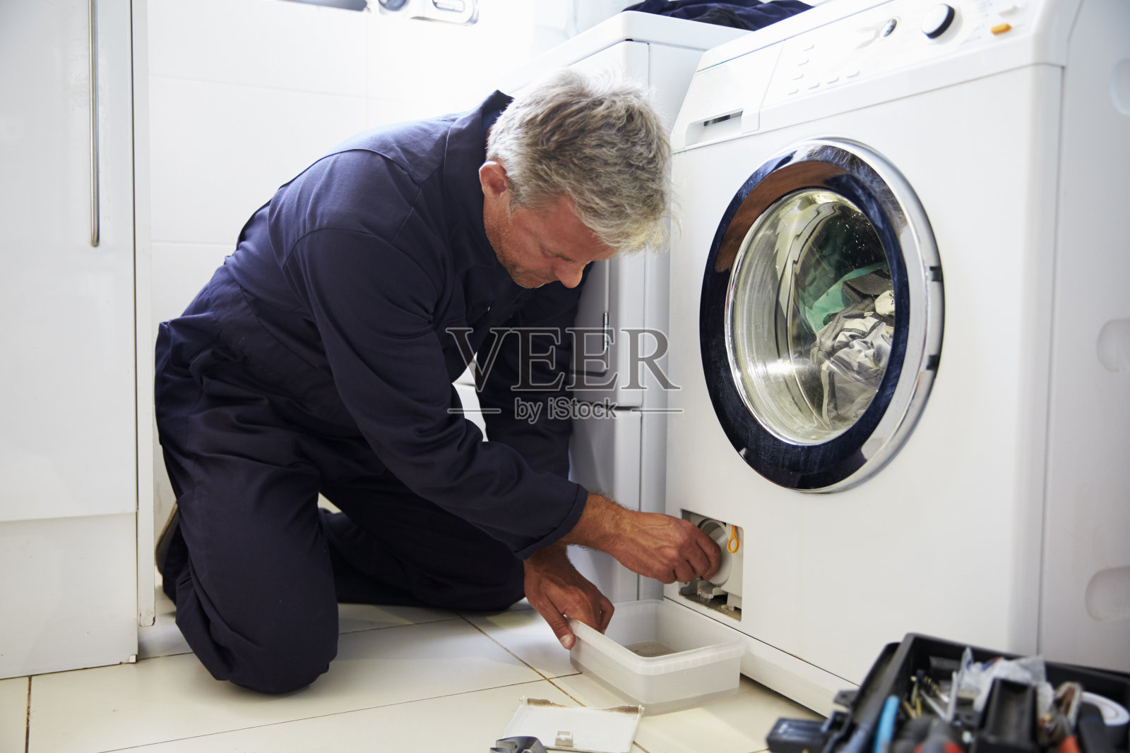 水管工修理家用洗衣机照片摄影图片
