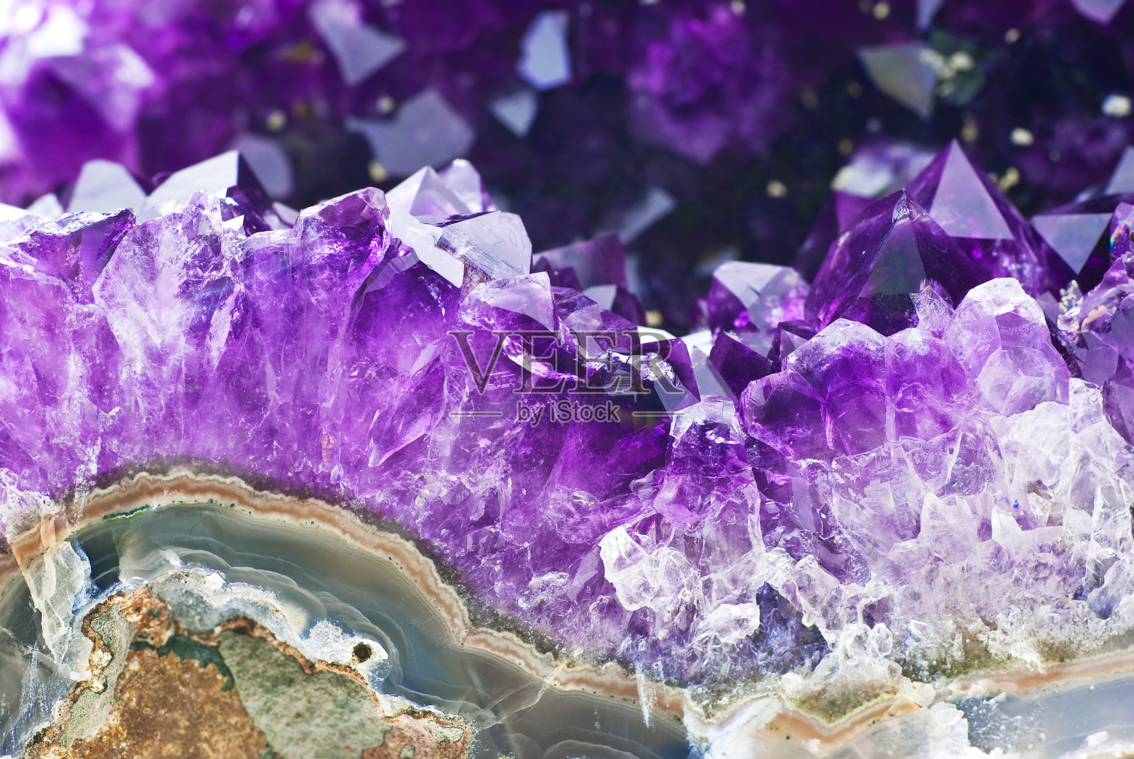 玛瑙石上的紫水晶照片摄影图片