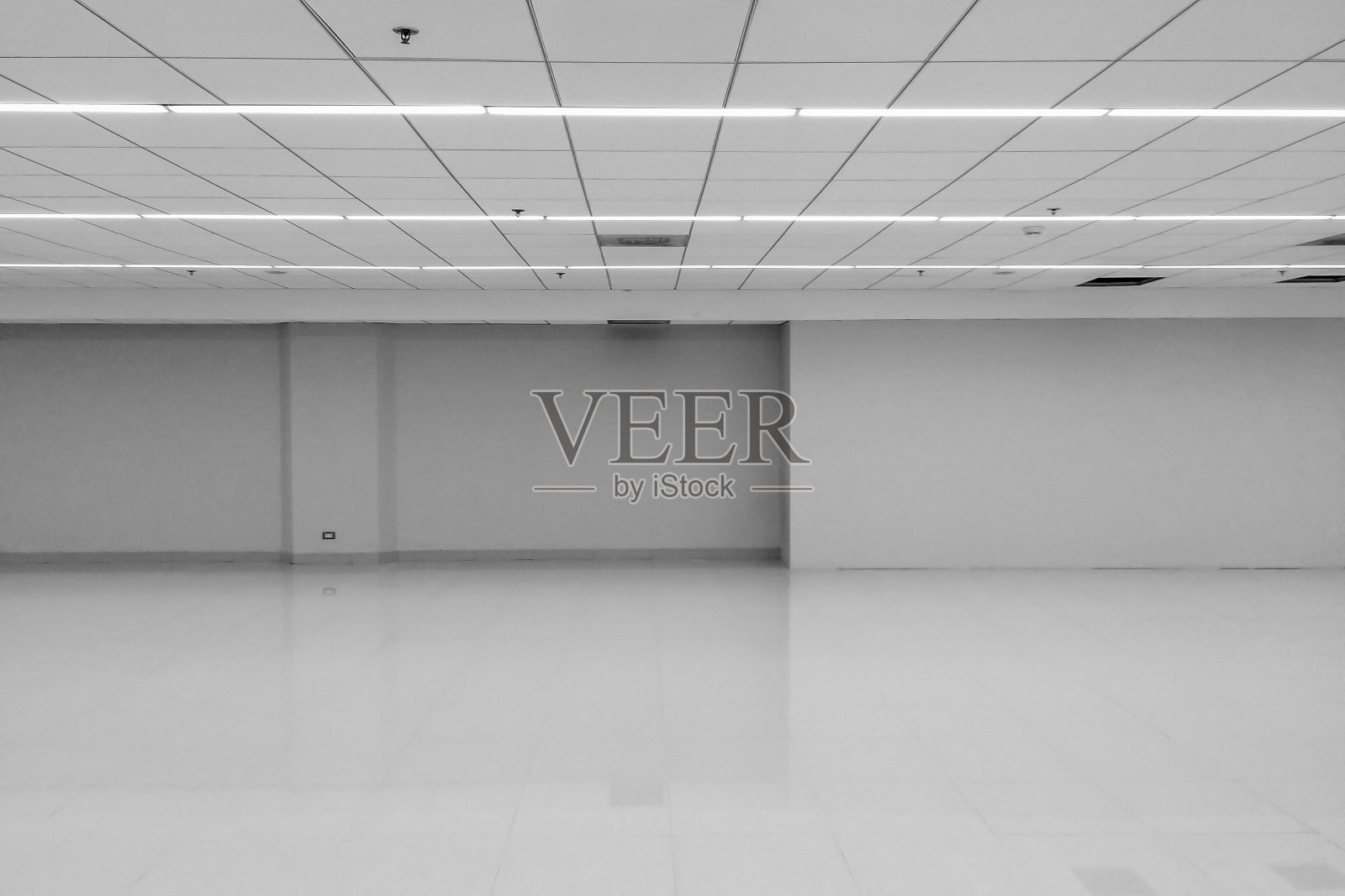 经典的黑白办公空间，带排天花板LED灯和墙壁上的灯罩，用于画廊室内/模拟展示办公家具的模板照片摄影图片
