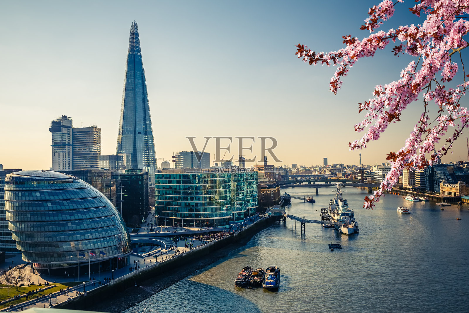 泰晤士河和伦敦城的春天照片摄影图片