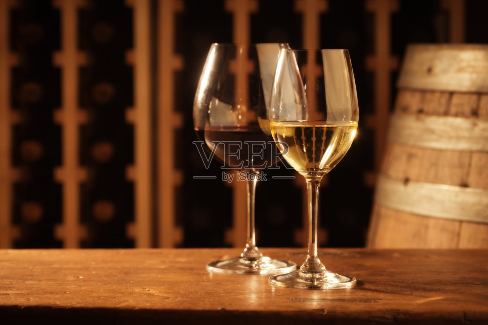 红和白葡萄酒品尝杯由酒窖架，桶照片摄影图片