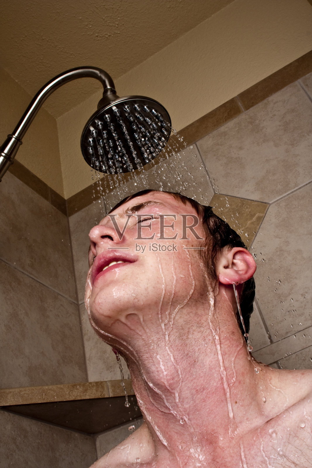 一个十几岁的男孩在洗澡照片摄影图片