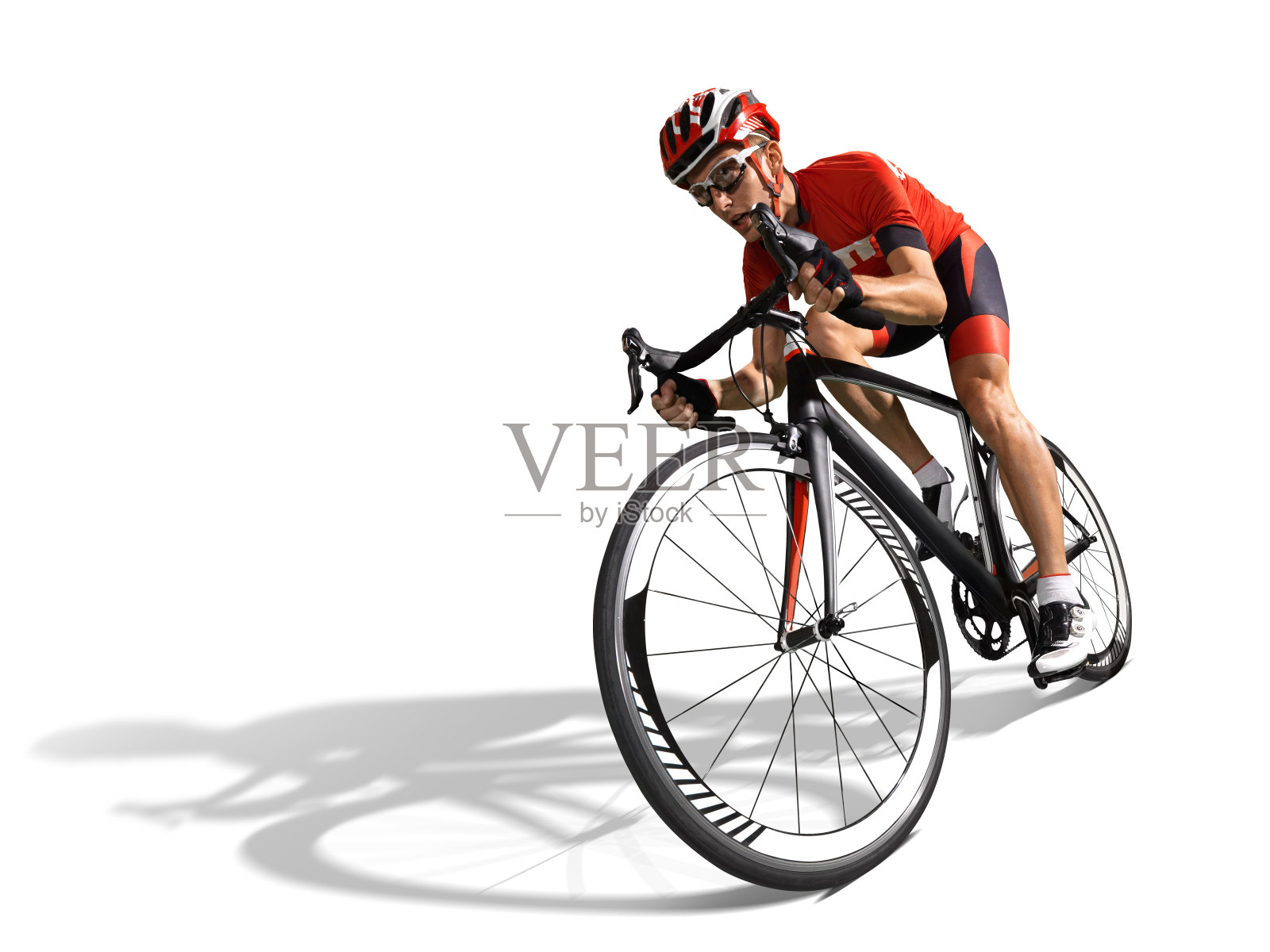 男性骑自行车在红色的自行车装备和头盔赛车他的自行车照片摄影图片