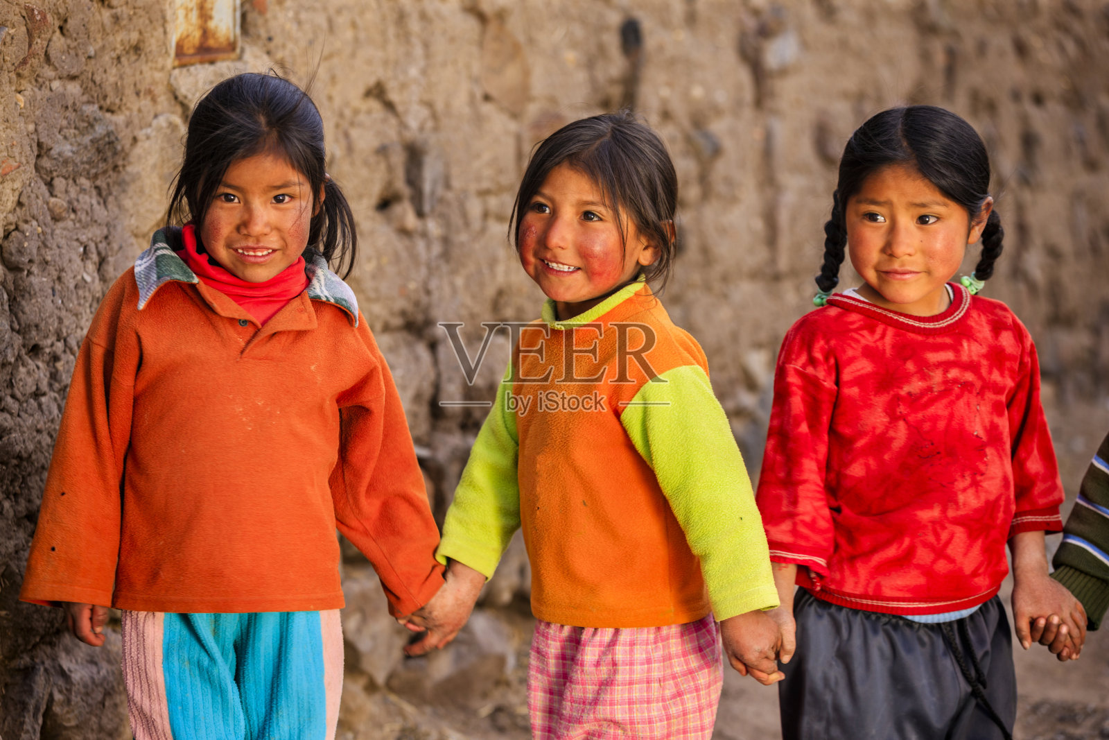 秘鲁阿雷基帕，Canion Colca附近的秘鲁小女孩照片摄影图片