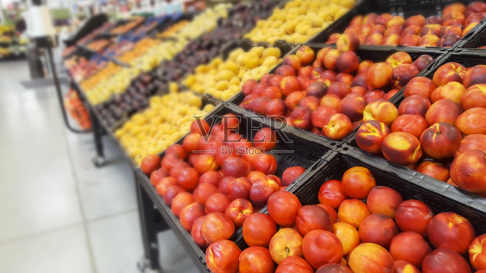 桃子，水果在当地的杂货店，超市，农贸市场。照片摄影图片