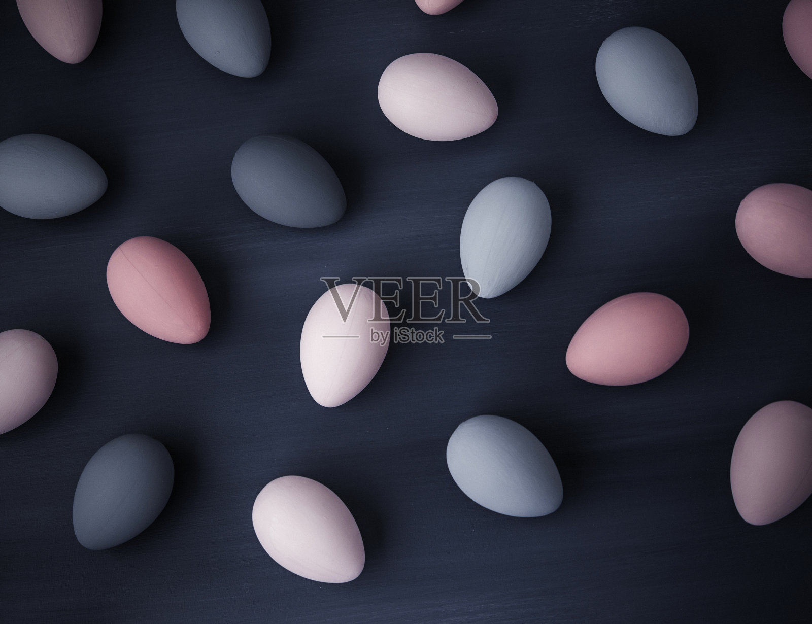 手绘灰色和粉红色的渐变复活节彩蛋背景照片摄影图片