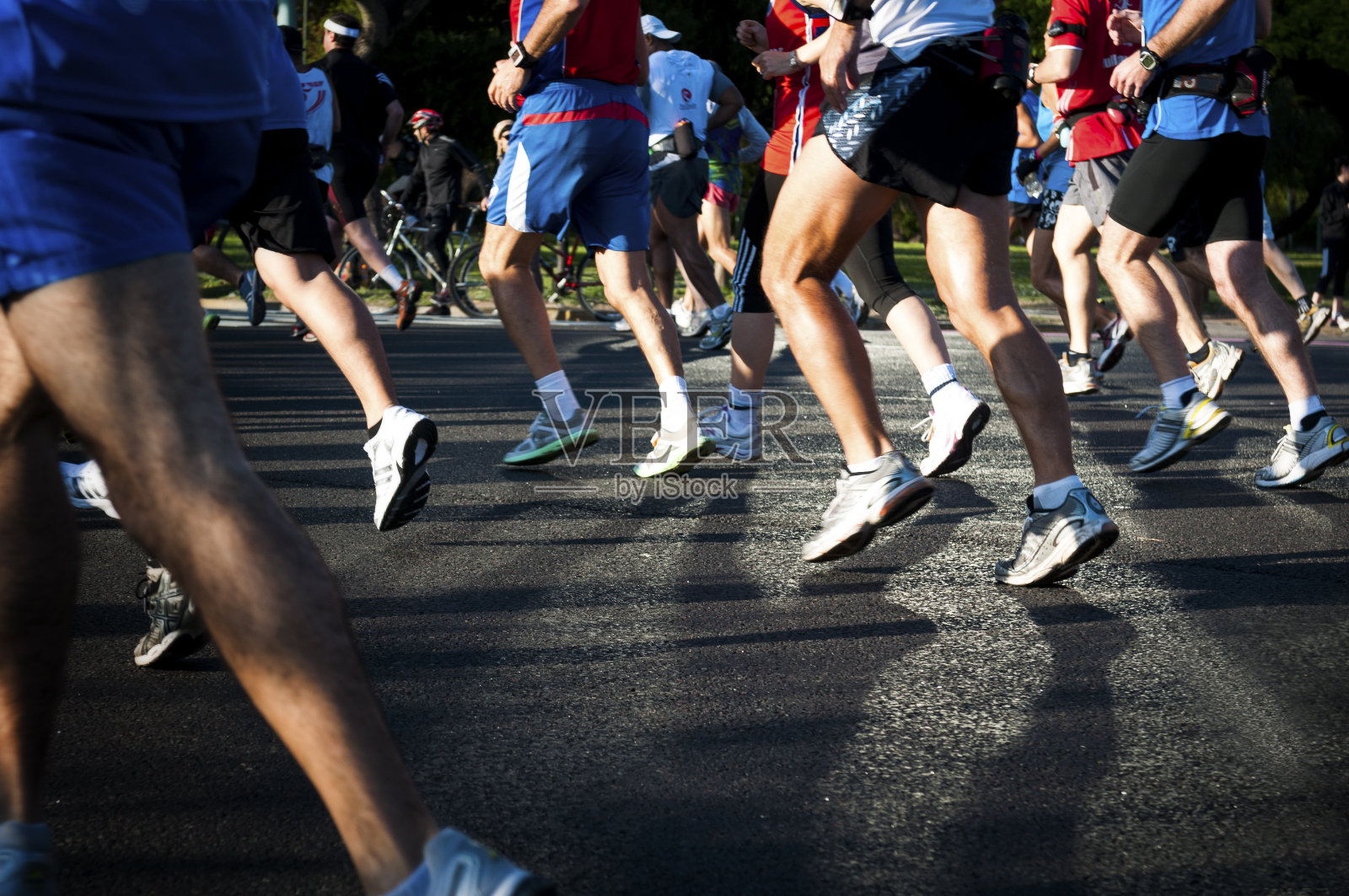 这张照片拍摄的是马拉松选手的鞋子在柏油路上照片摄影图片