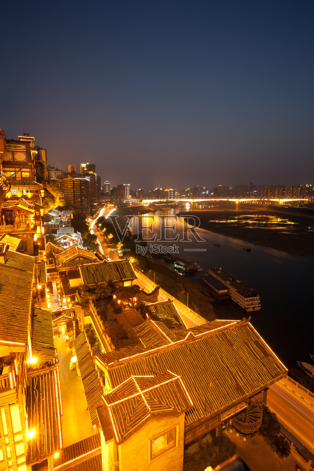 中国重庆夜晚的中式屋顶照片摄影图片