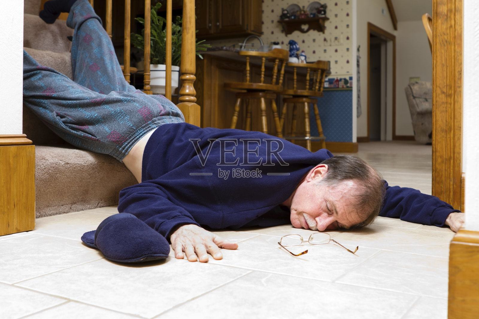 一个成熟的男人躺在漂浮的床垫上照片摄影图片_ID:400876919-Veer图库