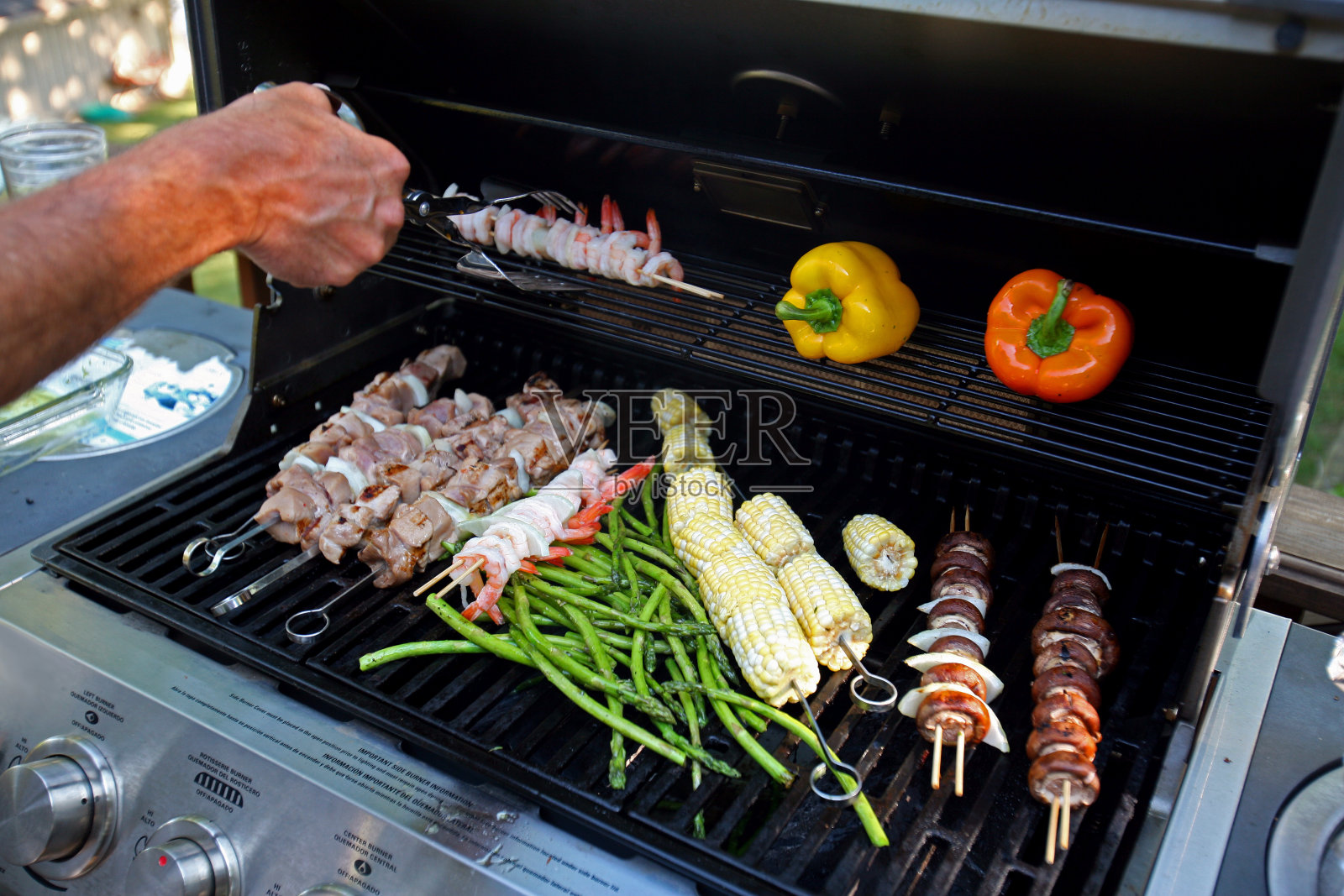 露天烤架上的各种蔬菜和肉串照片摄影图片
