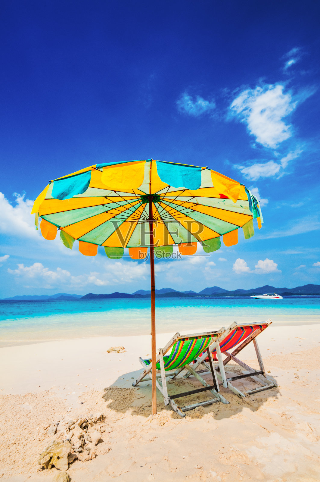 白色沙滩，椅子和雨伞照片摄影图片