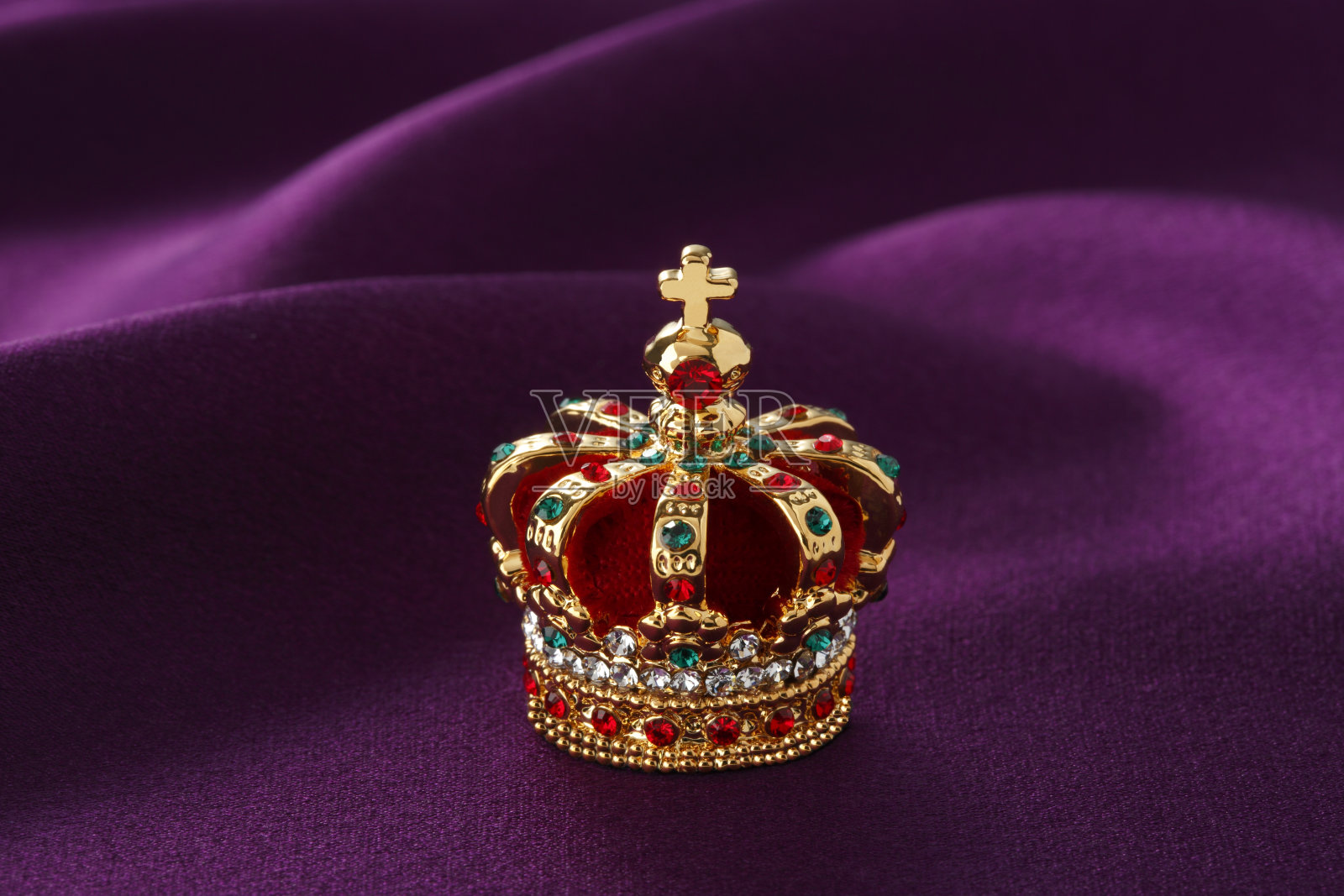 红色的皇家黄金皇冠上镶嵌着各种珠宝照片摄影图片