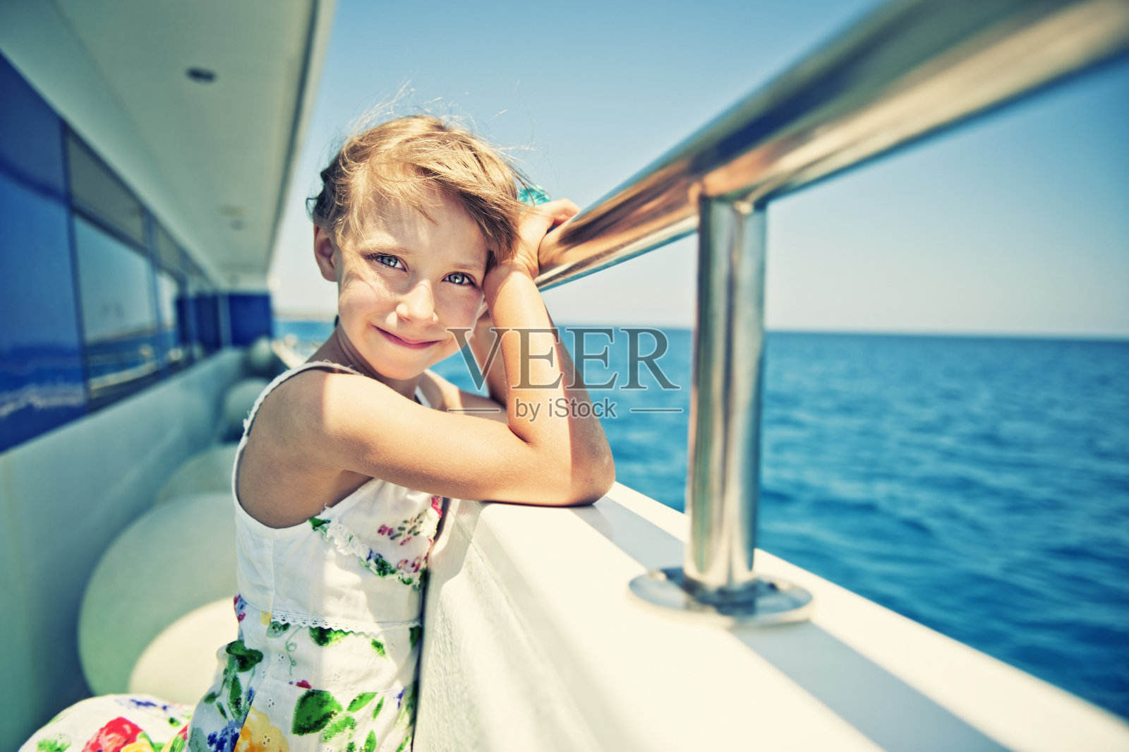 小女孩在船上照片摄影图片