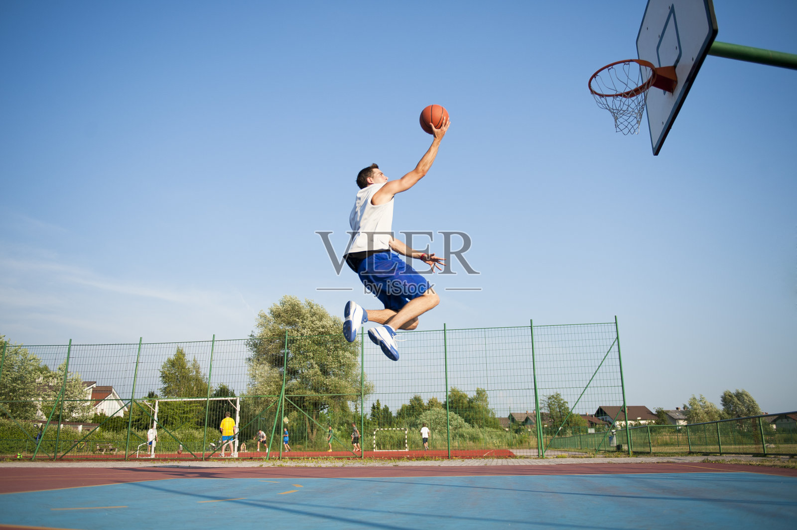 年轻男子篮球运动员跳跃和得分照片摄影图片