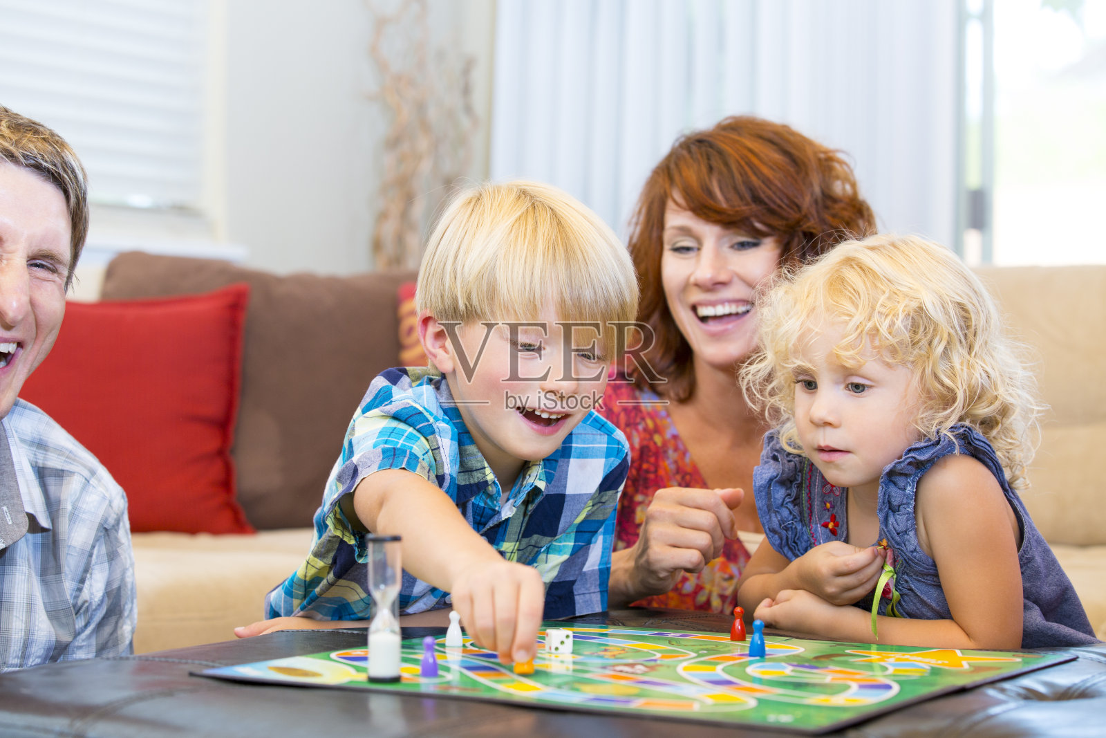 幸福的家庭和两个孩子玩棋盘游戏的乐趣照片摄影图片