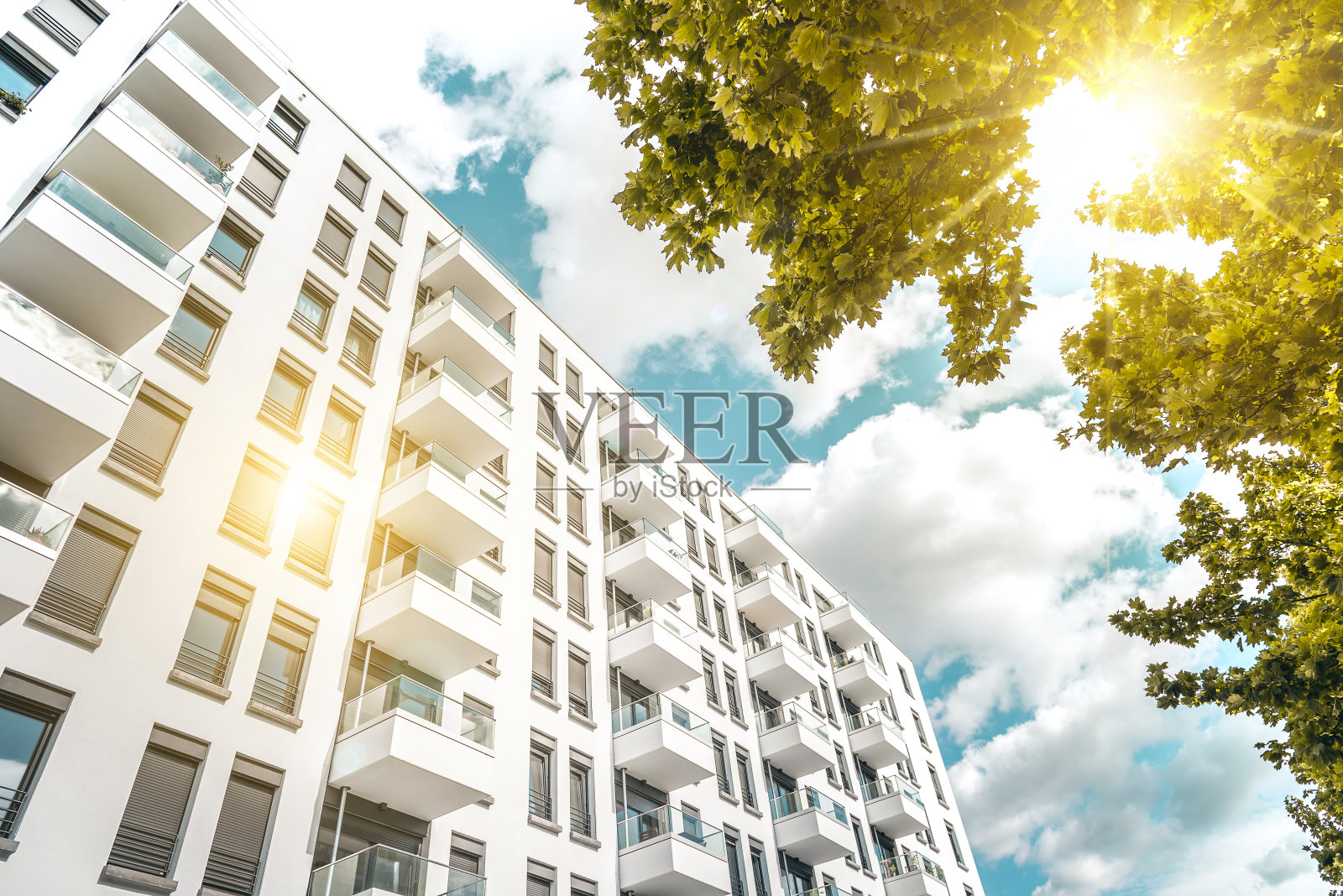 柏林阳光明媚的现代立方体白色住宅照片摄影图片
