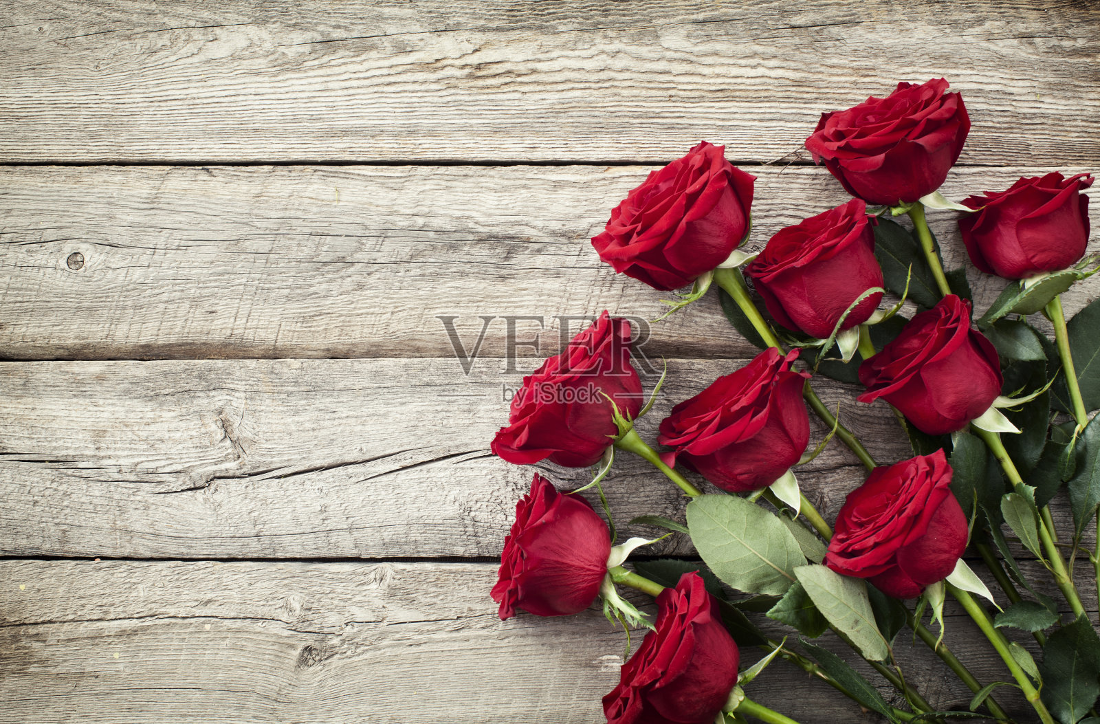 情人节红玫瑰花束在古老的乡村木材背景照片摄影图片