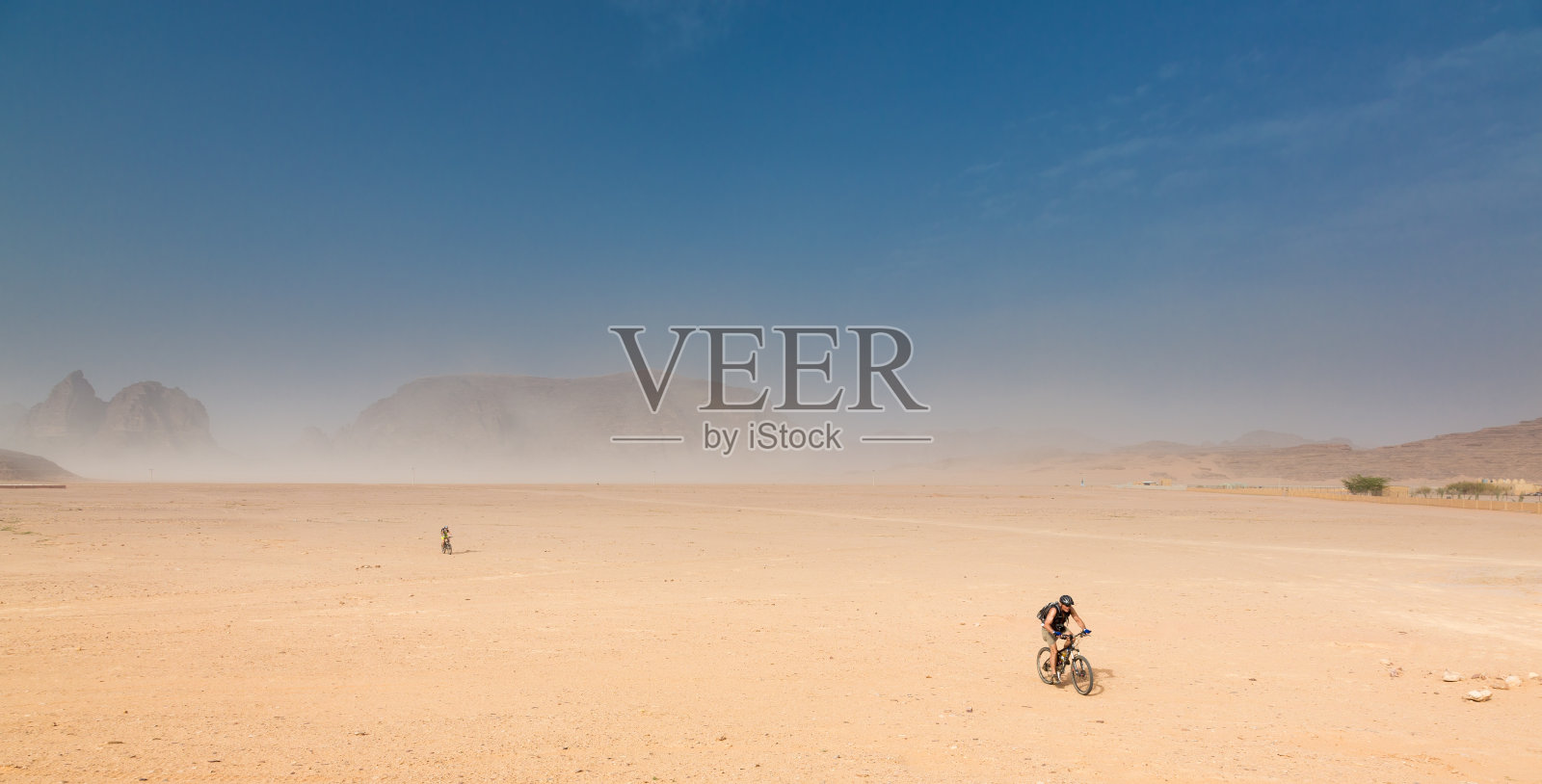 在约旦沙漠平原骑山地自行车照片摄影图片